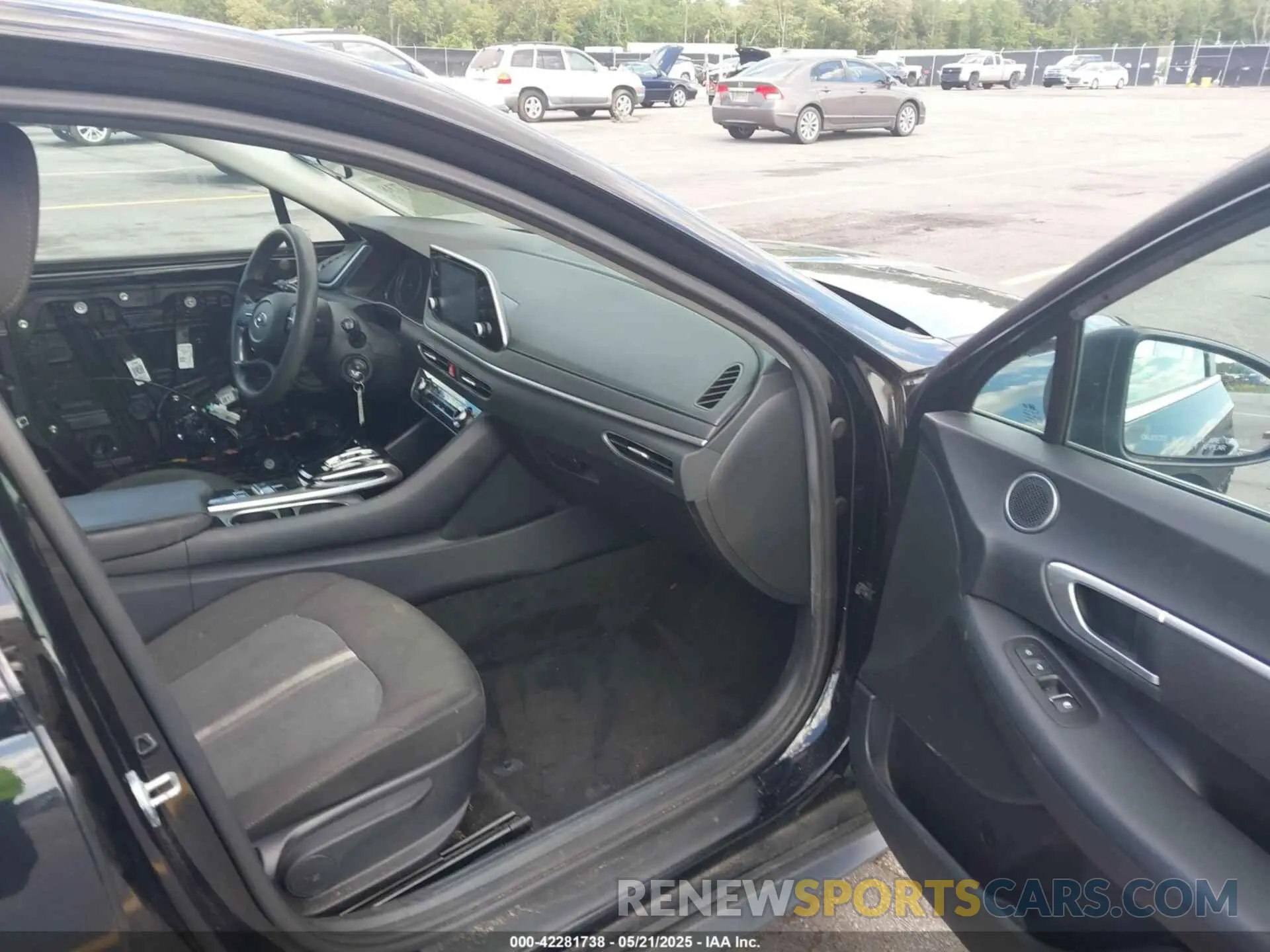 5 Photograph of a damaged car 5NPEG4JA8NH149962 HYUNDAI SONATA 2022