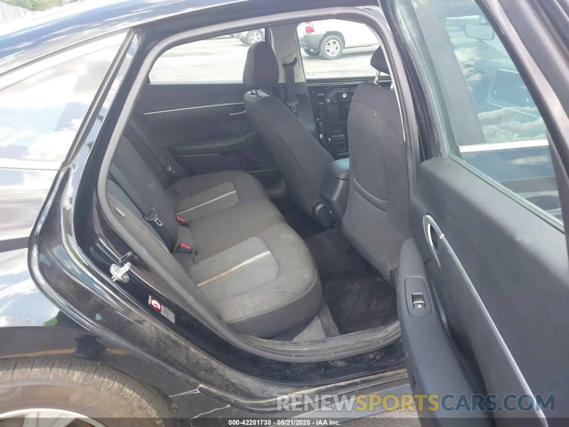 8 Photograph of a damaged car 5NPEG4JA8NH149962 HYUNDAI SONATA 2022