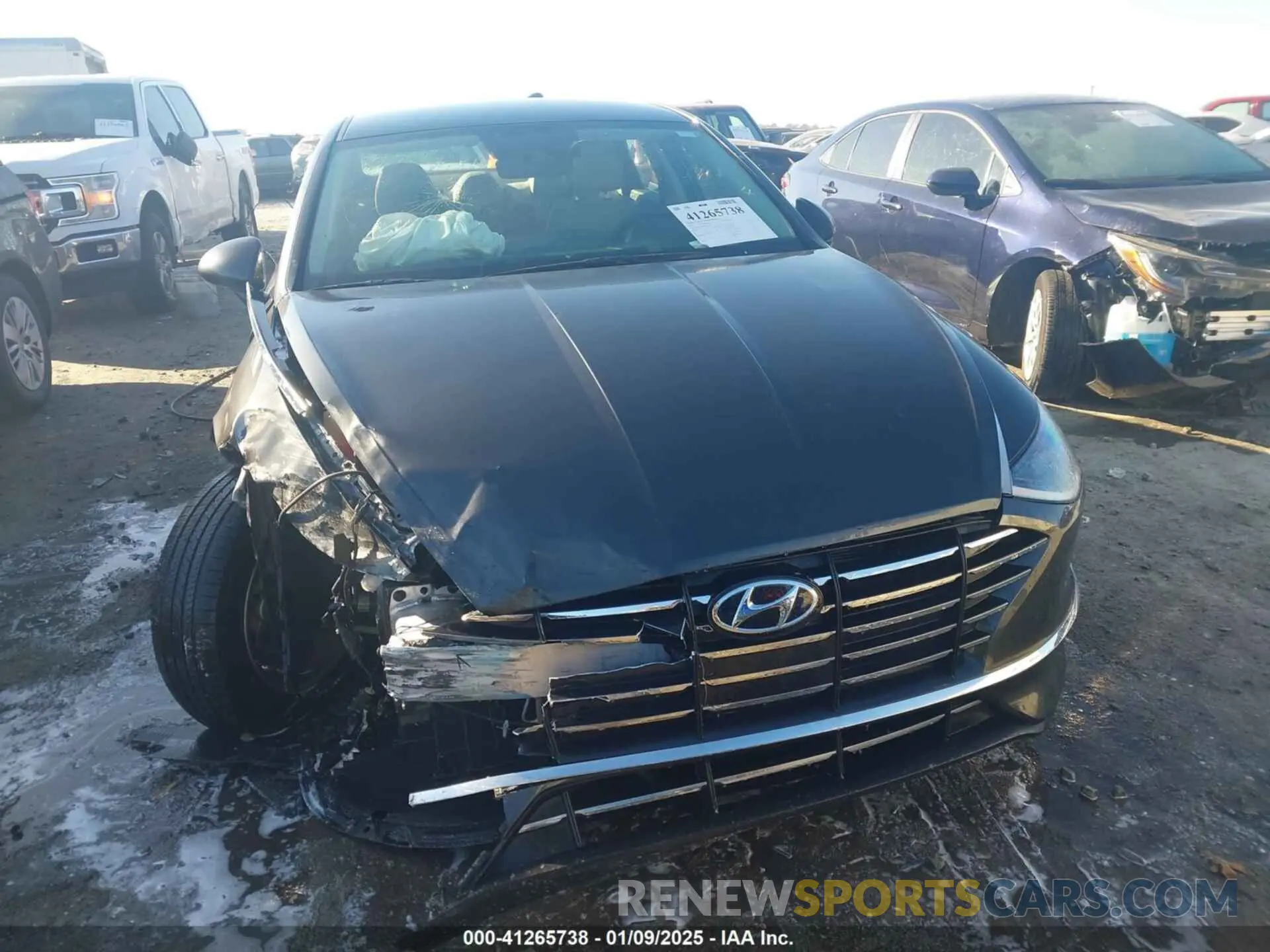 11 Photograph of a damaged car 5NPEG4JA9NH143121 HYUNDAI SONATA 2022