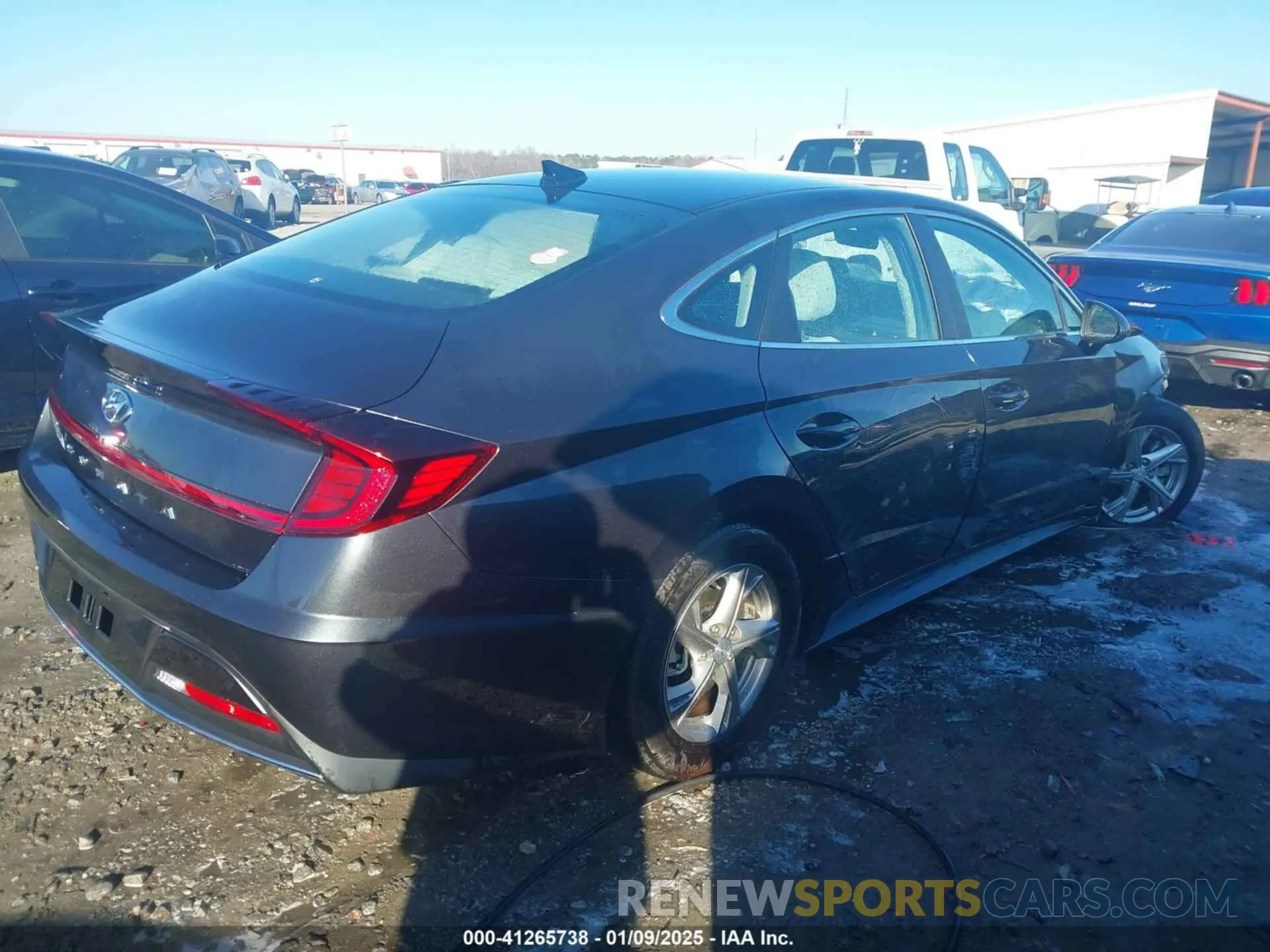4 Photograph of a damaged car 5NPEG4JA9NH143121 HYUNDAI SONATA 2022