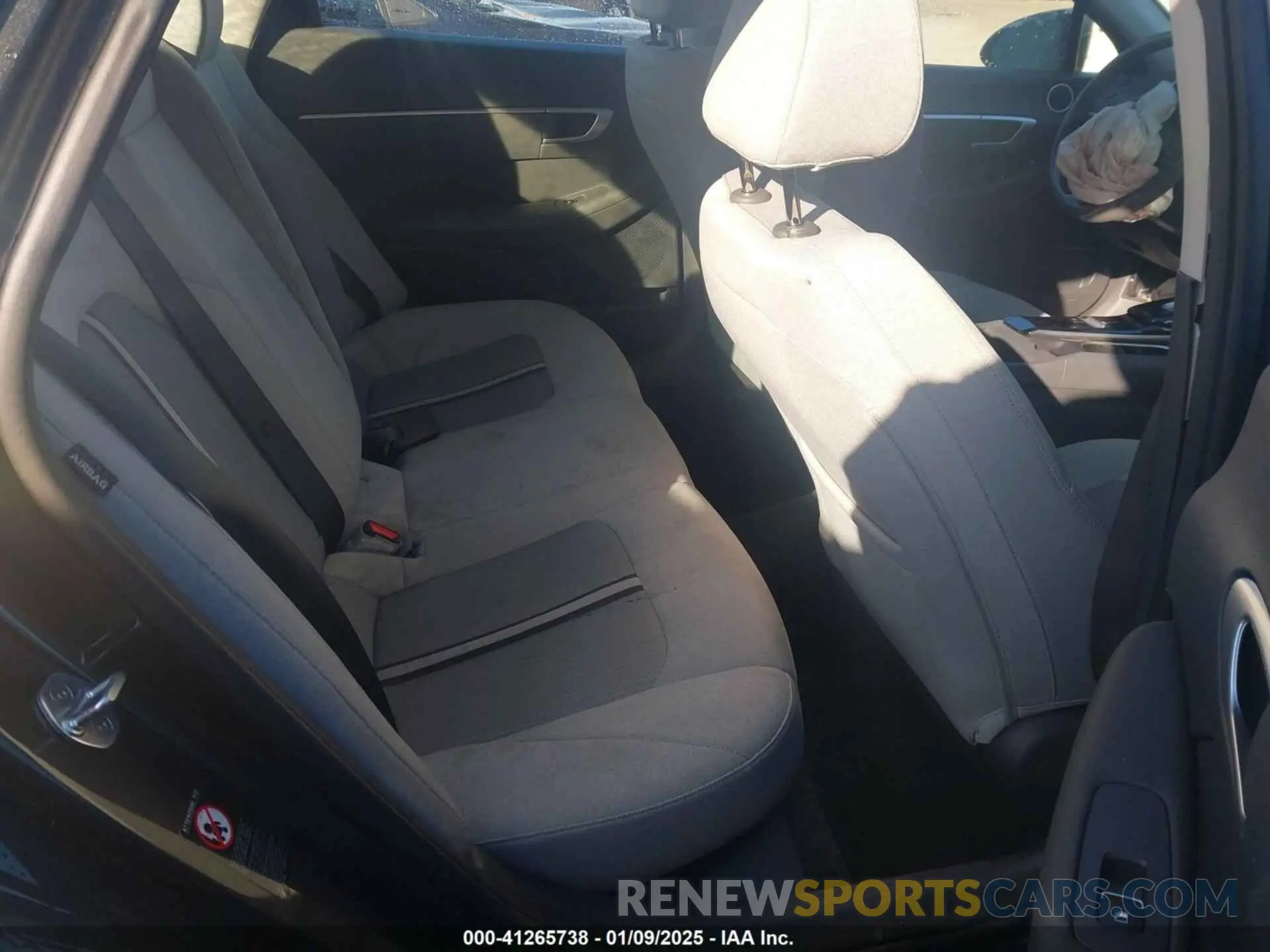 8 Photograph of a damaged car 5NPEG4JA9NH143121 HYUNDAI SONATA 2022