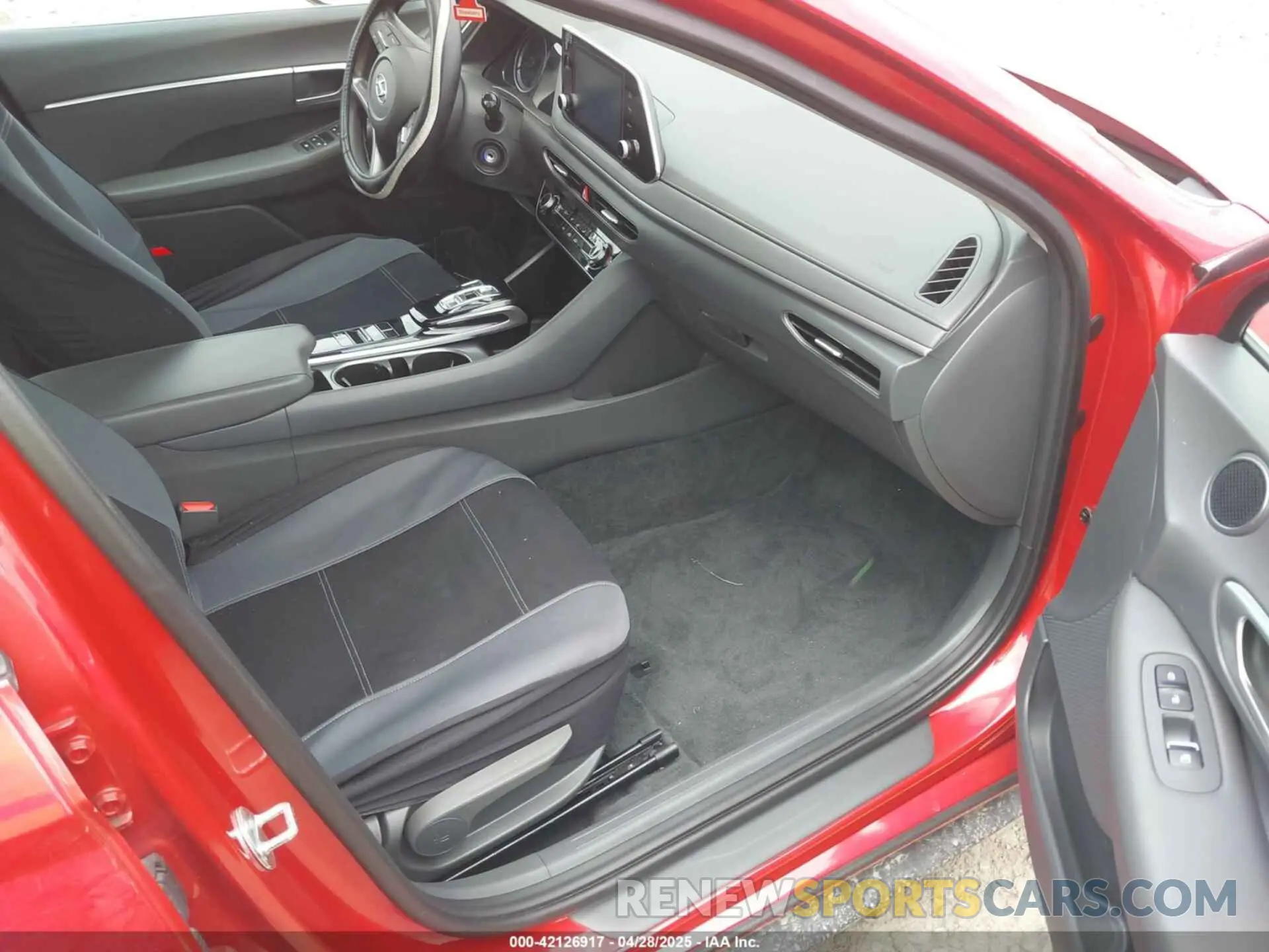 5 Photograph of a damaged car 5NPEG4JA9NH143457 HYUNDAI SONATA 2022