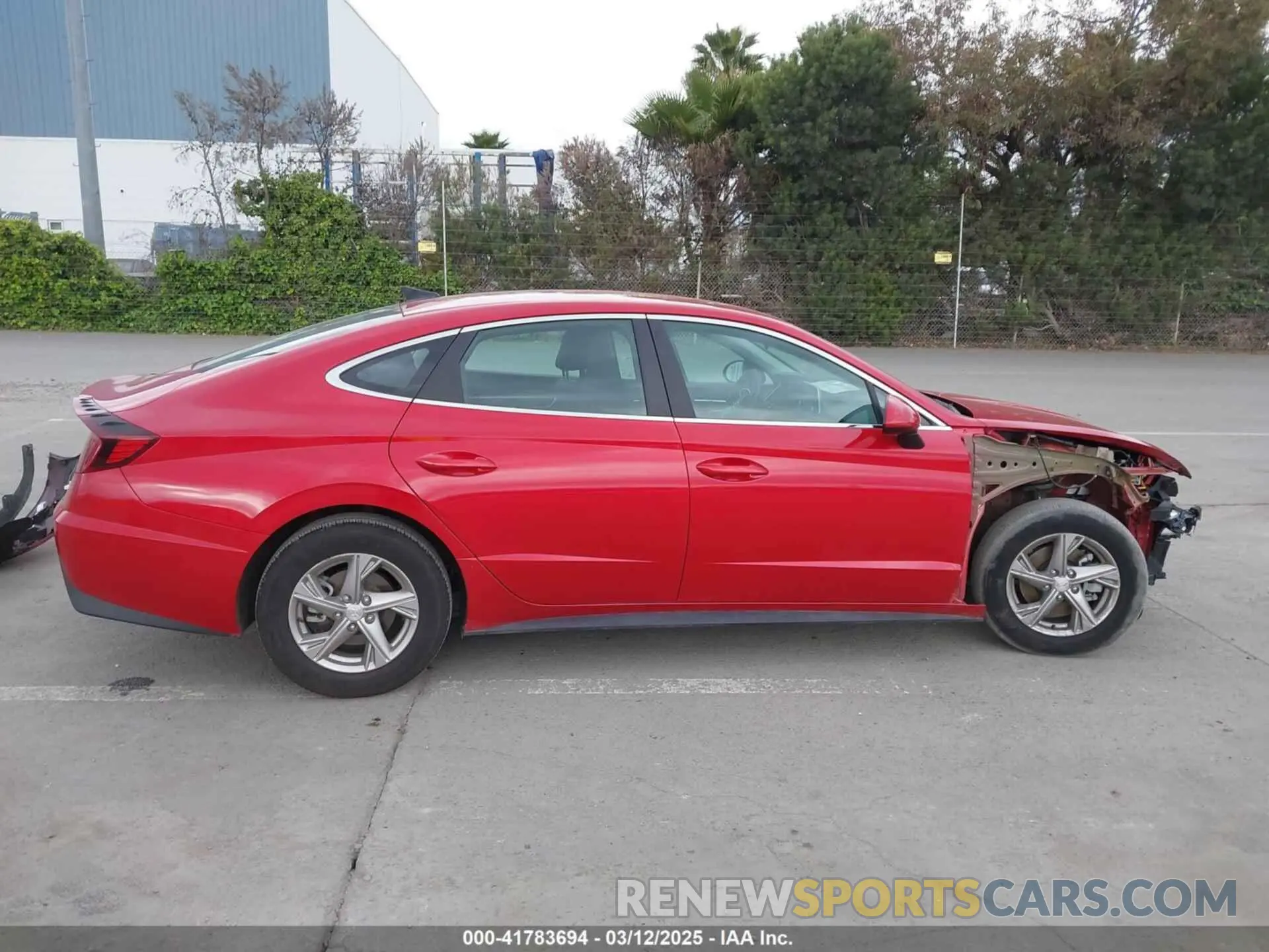 14 Photograph of a damaged car 5NPEG4JA9NH145788 HYUNDAI SONATA 2022