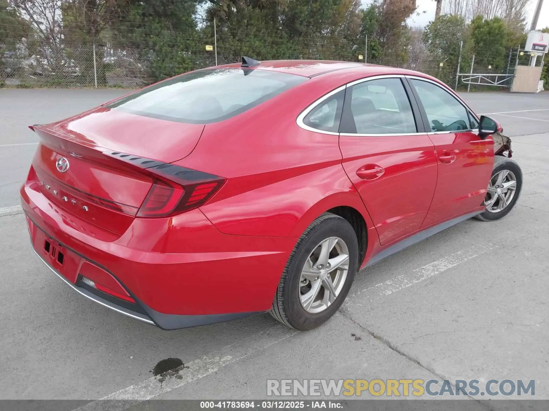 4 Photograph of a damaged car 5NPEG4JA9NH145788 HYUNDAI SONATA 2022