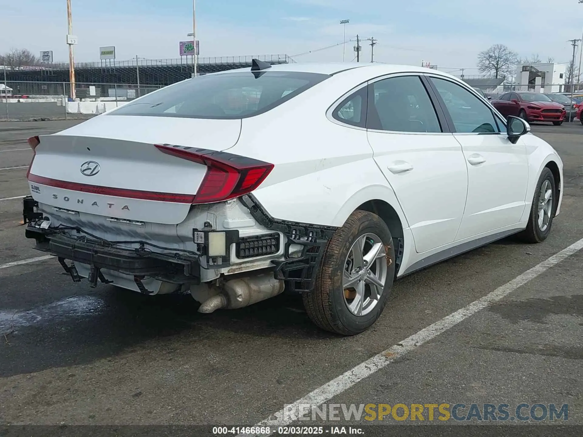 4 Photograph of a damaged car 5NPEG4JA9NH147654 HYUNDAI SONATA 2022