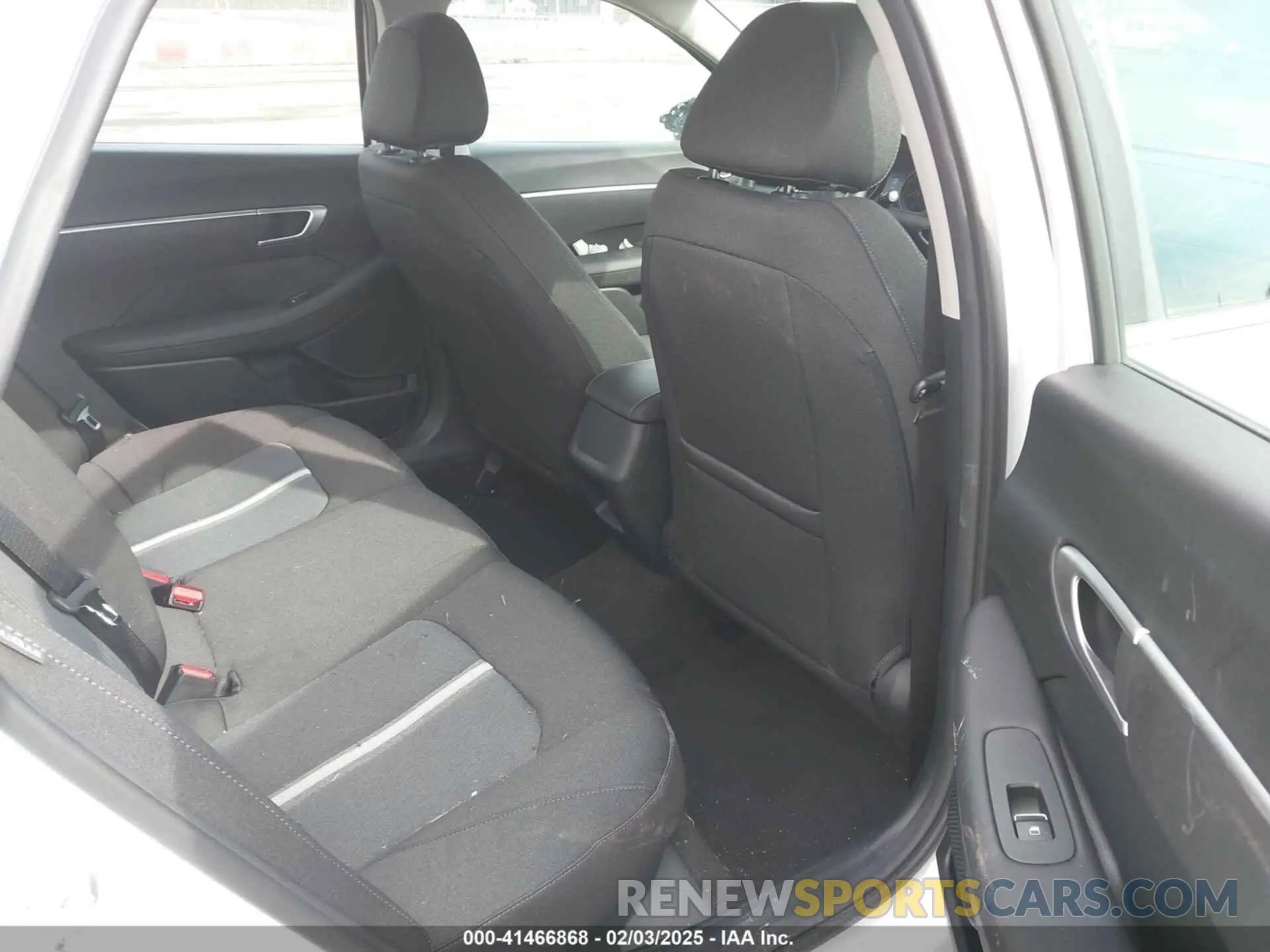 8 Photograph of a damaged car 5NPEG4JA9NH147654 HYUNDAI SONATA 2022