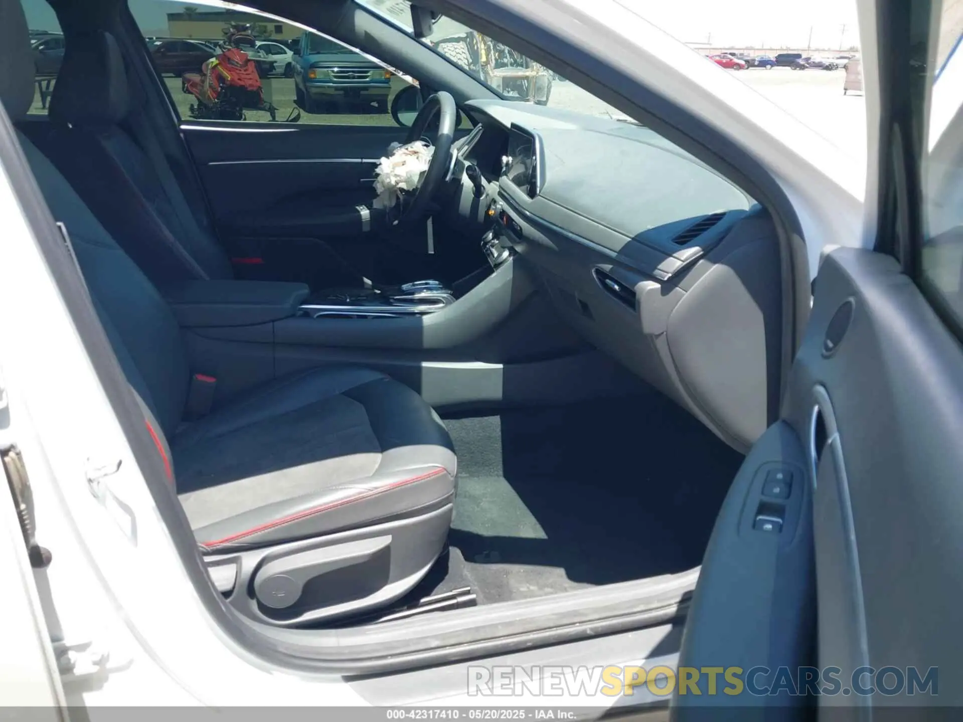 5 Photograph of a damaged car 5NPEJ4J23NH137129 HYUNDAI SONATA 2022