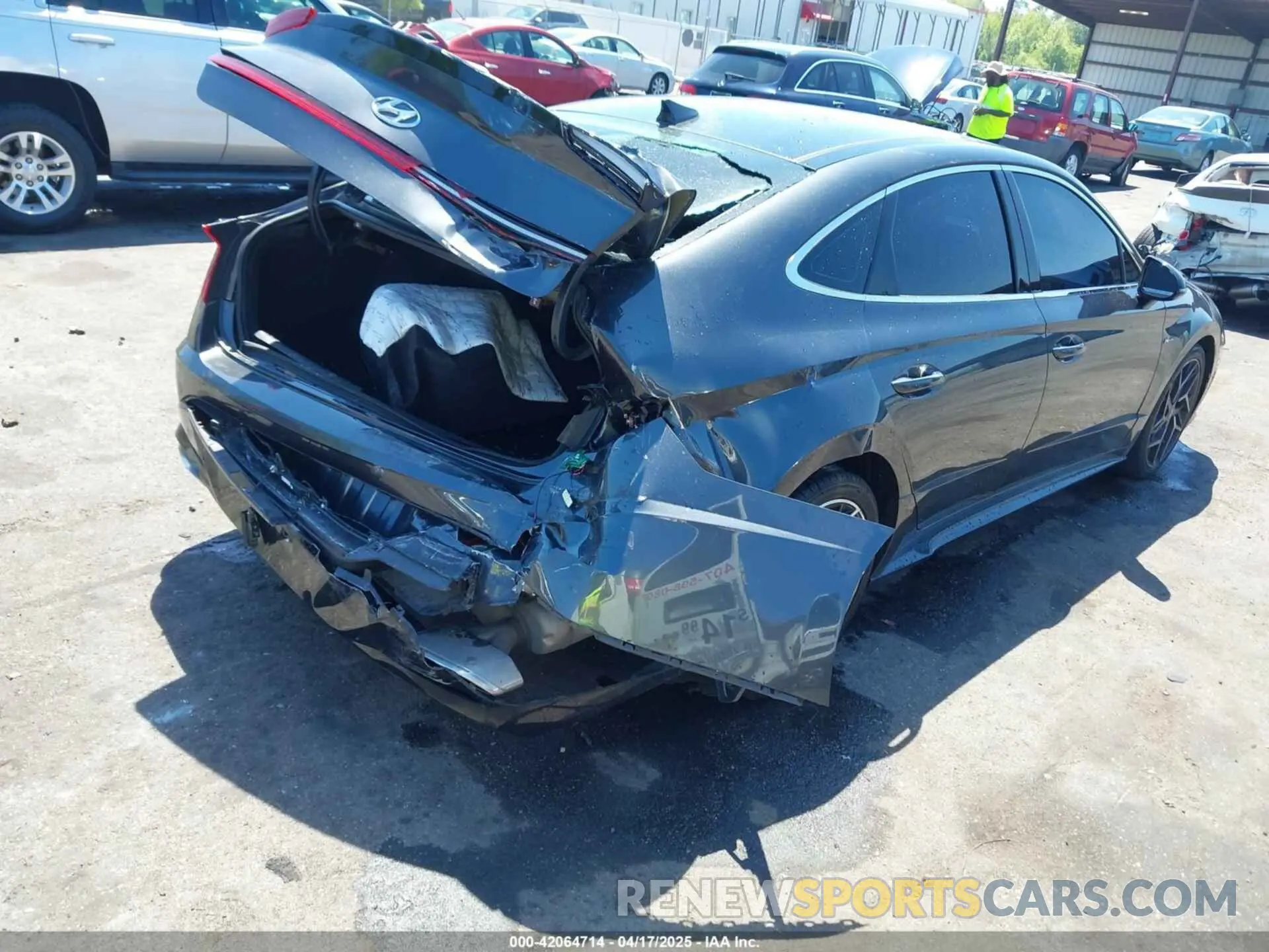 4 Photograph of a damaged car 5NPEK4JC0NH143301 HYUNDAI SONATA 2022