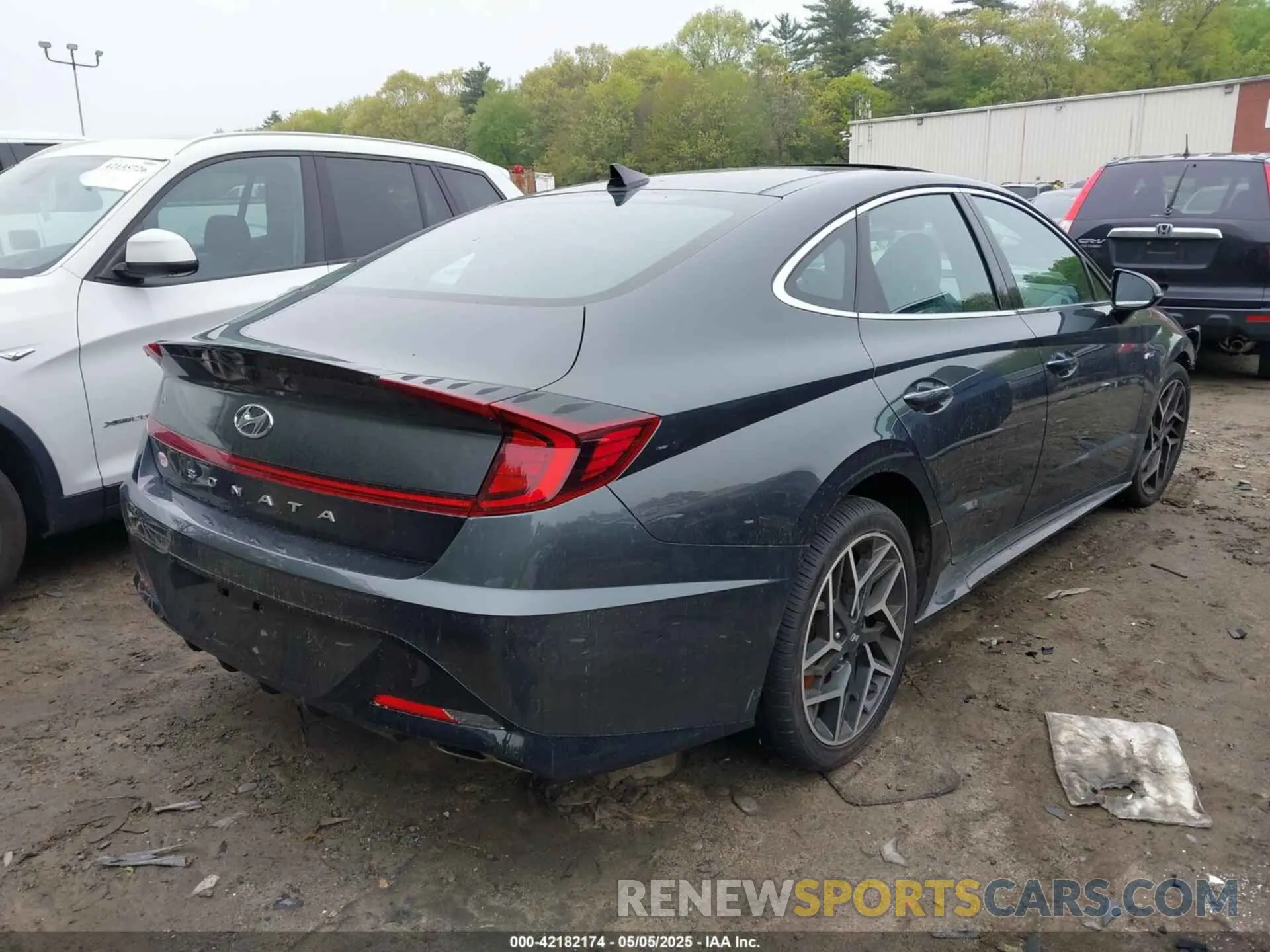 4 Photograph of a damaged car 5NPEK4JC5NH140992 HYUNDAI SONATA 2022