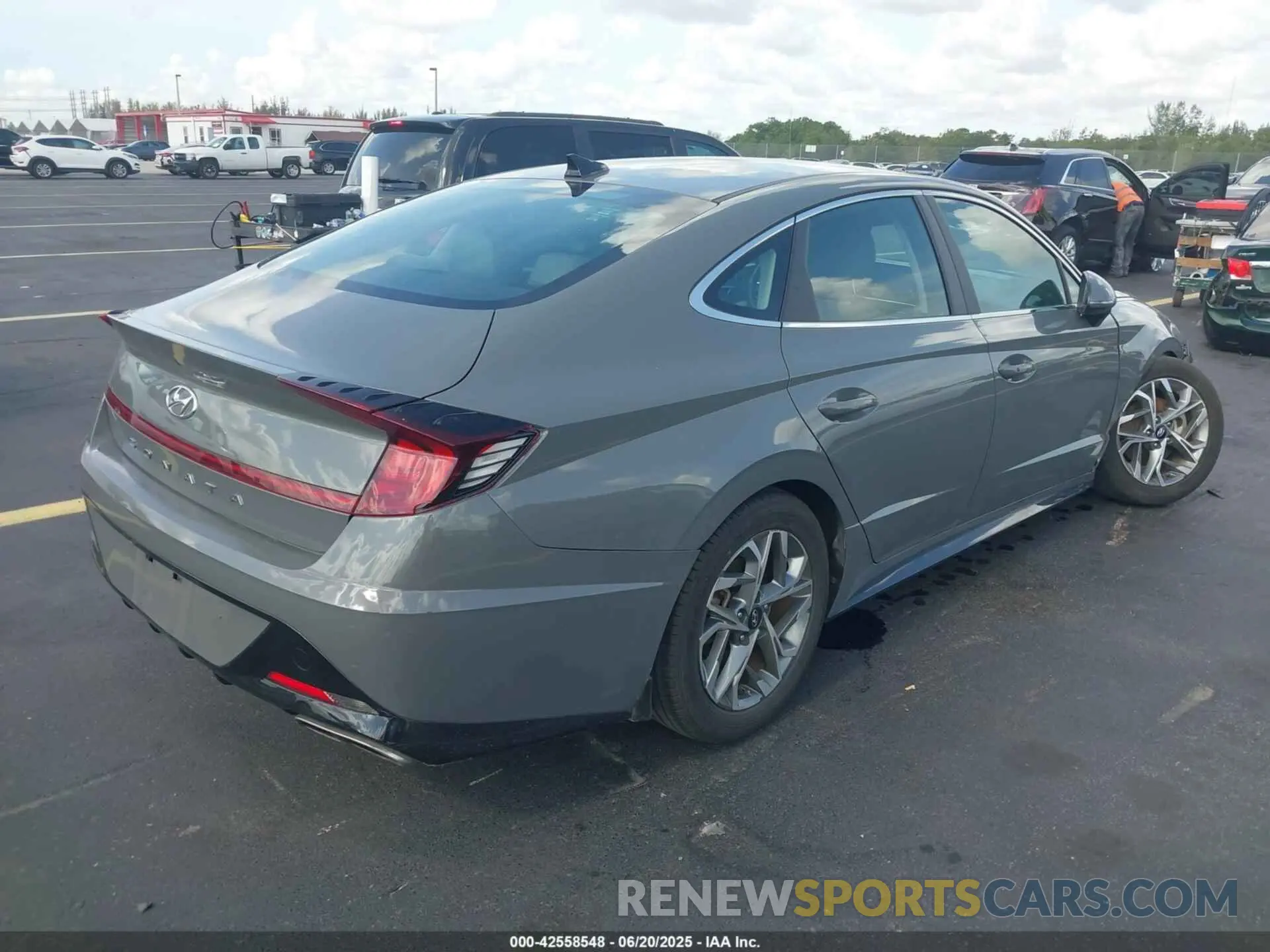 4 Photograph of a damaged car KMHL64JA0NA219600 HYUNDAI SONATA 2022