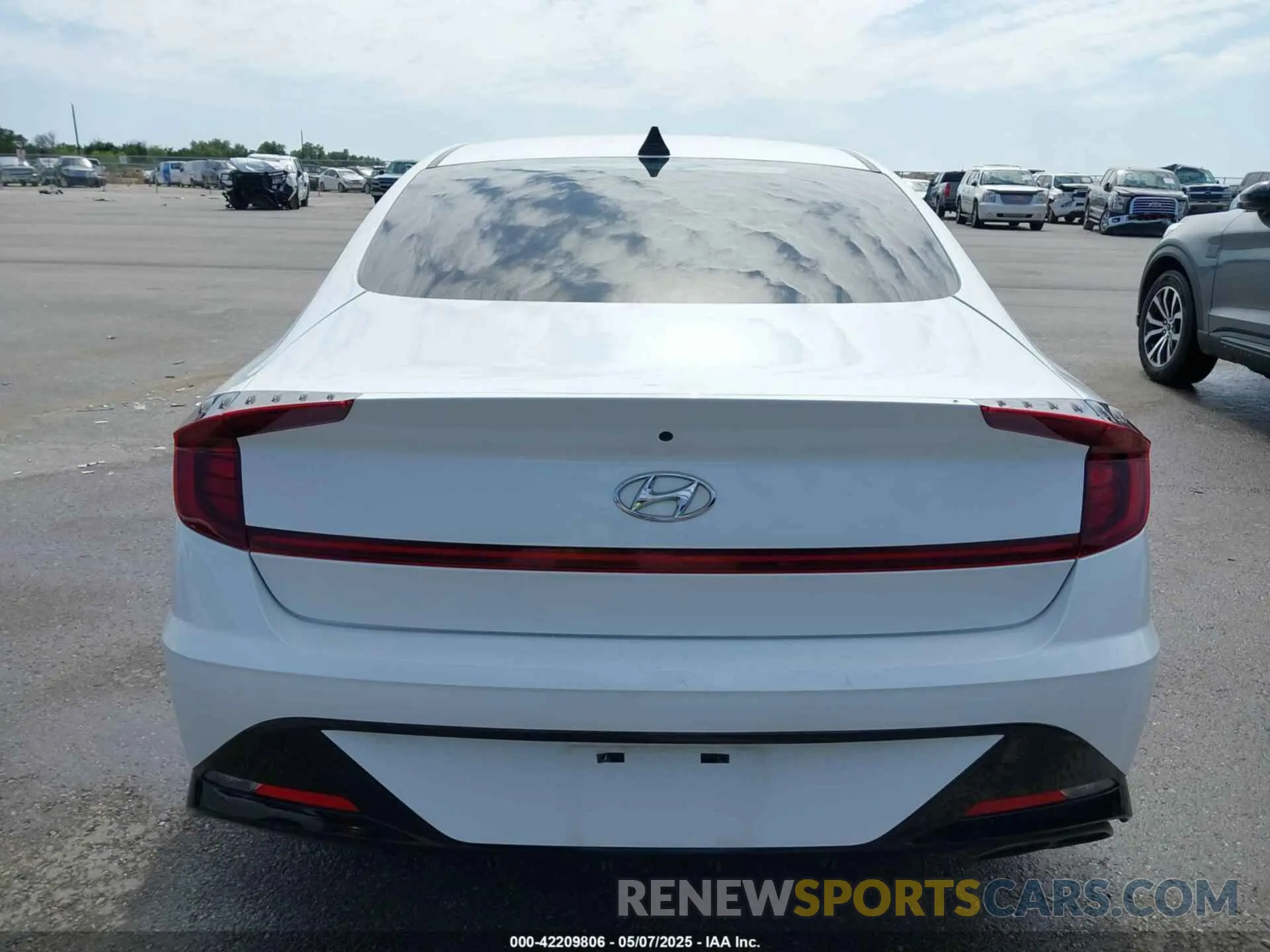 16 Photograph of a damaged car KMHL64JA1NA210095 HYUNDAI SONATA 2022