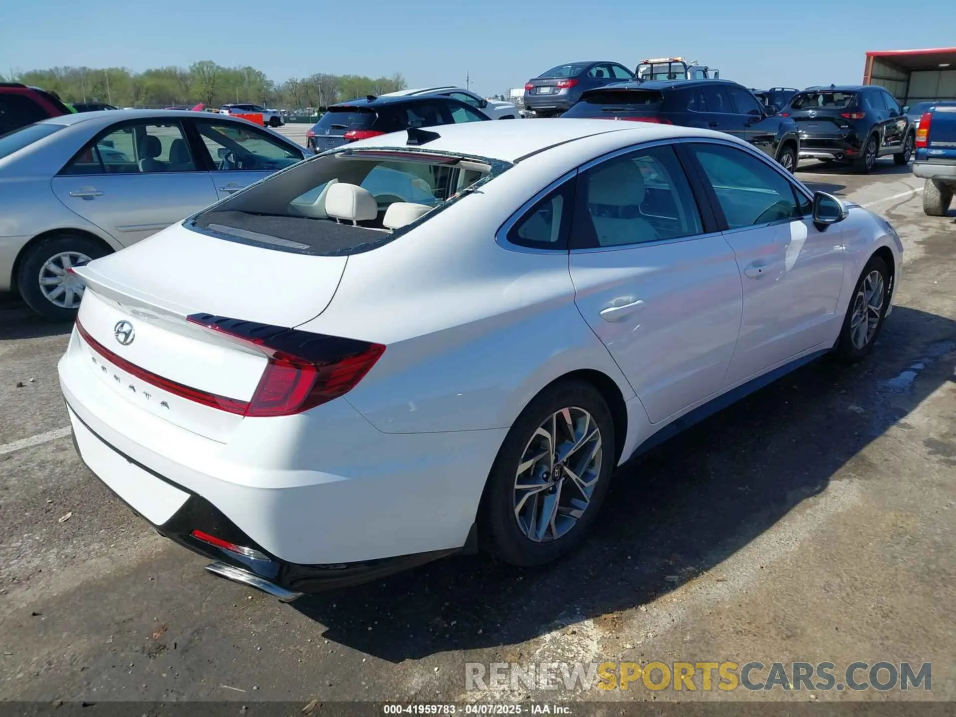 4 Photograph of a damaged car KMHL64JA7NA188393 HYUNDAI SONATA 2022