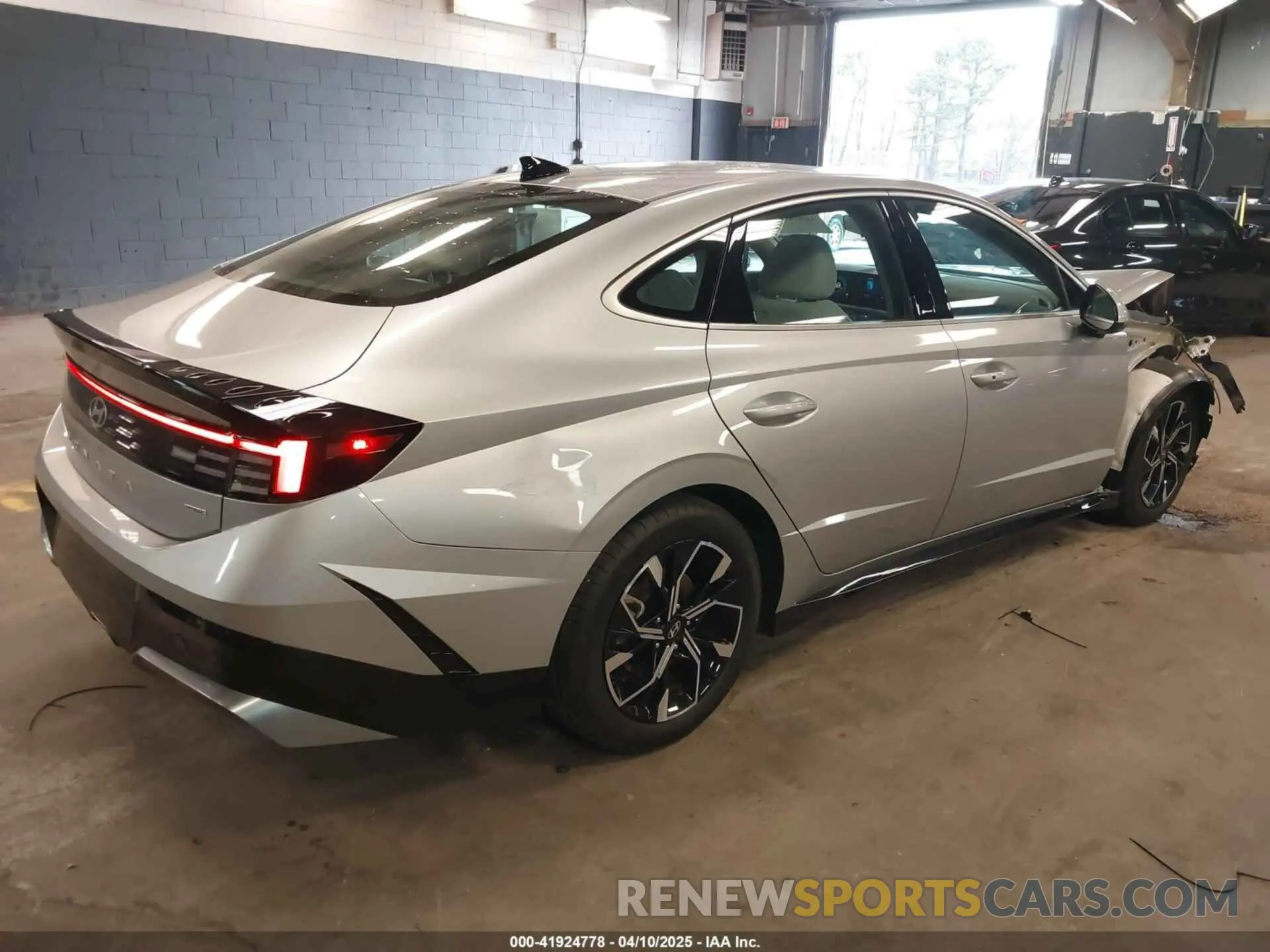 4 Photograph of a damaged car KMHL64JA5RA368929 HYUNDAI SONATA 2024