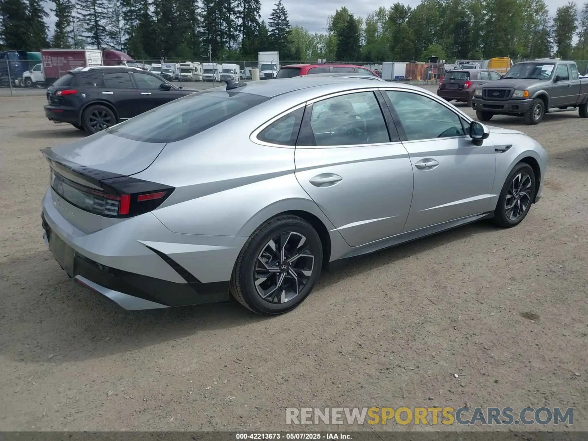 4 Photograph of a damaged car KMHL64JA7RA401882 HYUNDAI SONATA 2024