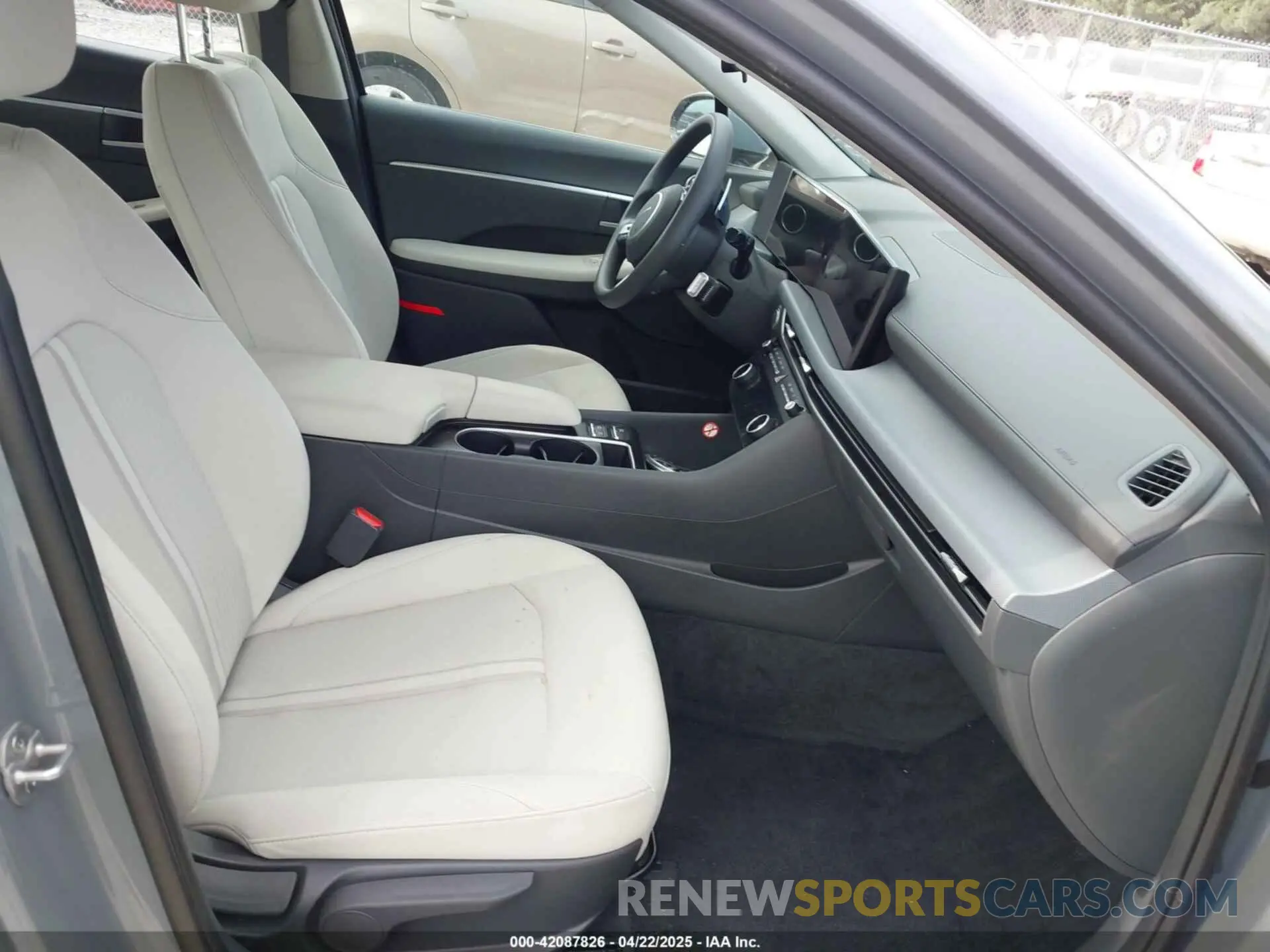 5 Photograph of a damaged car KMHL64JA1SA443289 HYUNDAI SONATA 2025
