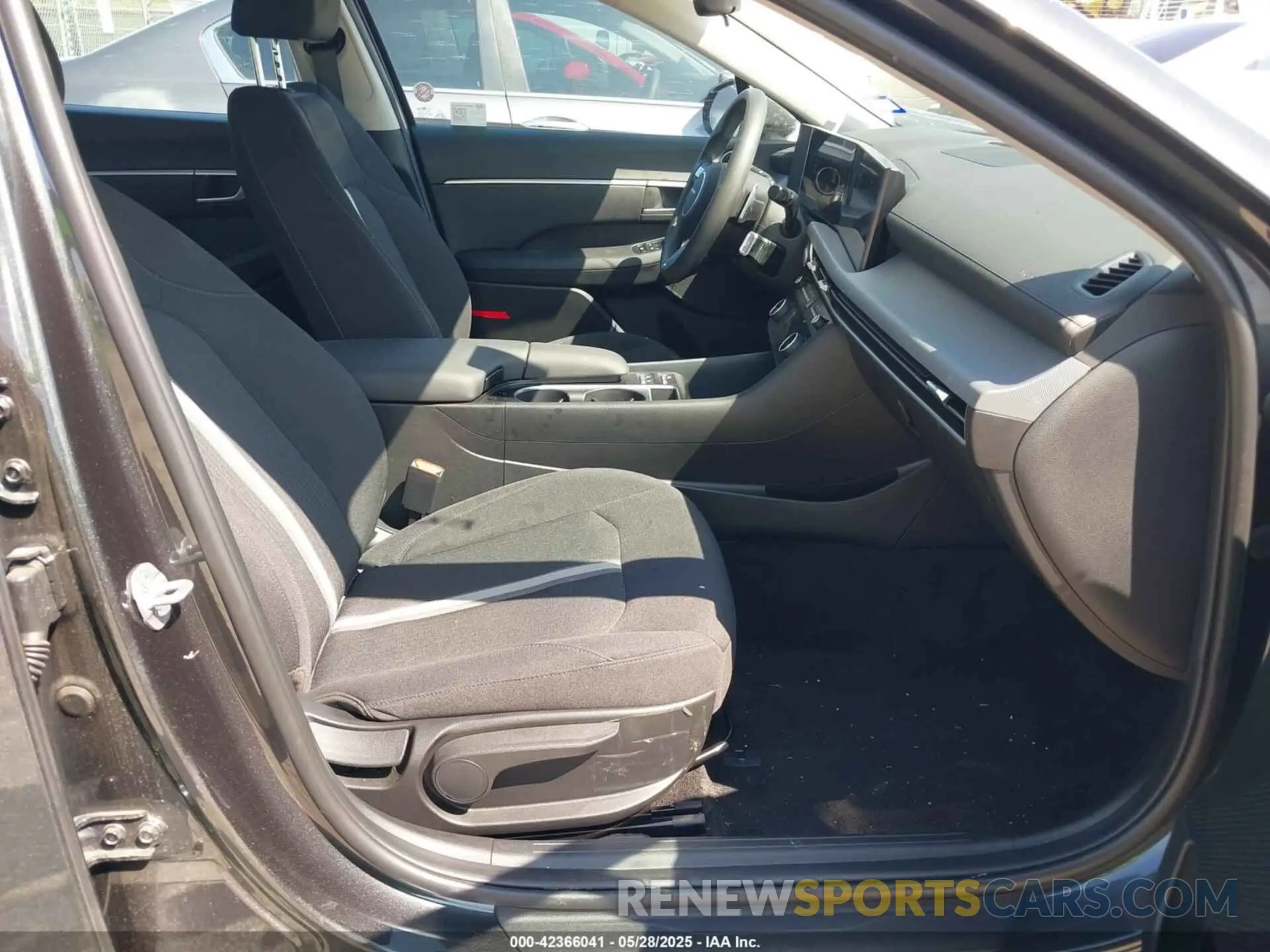 5 Photograph of a damaged car KMHL64JA1SA460707 HYUNDAI SONATA 2025