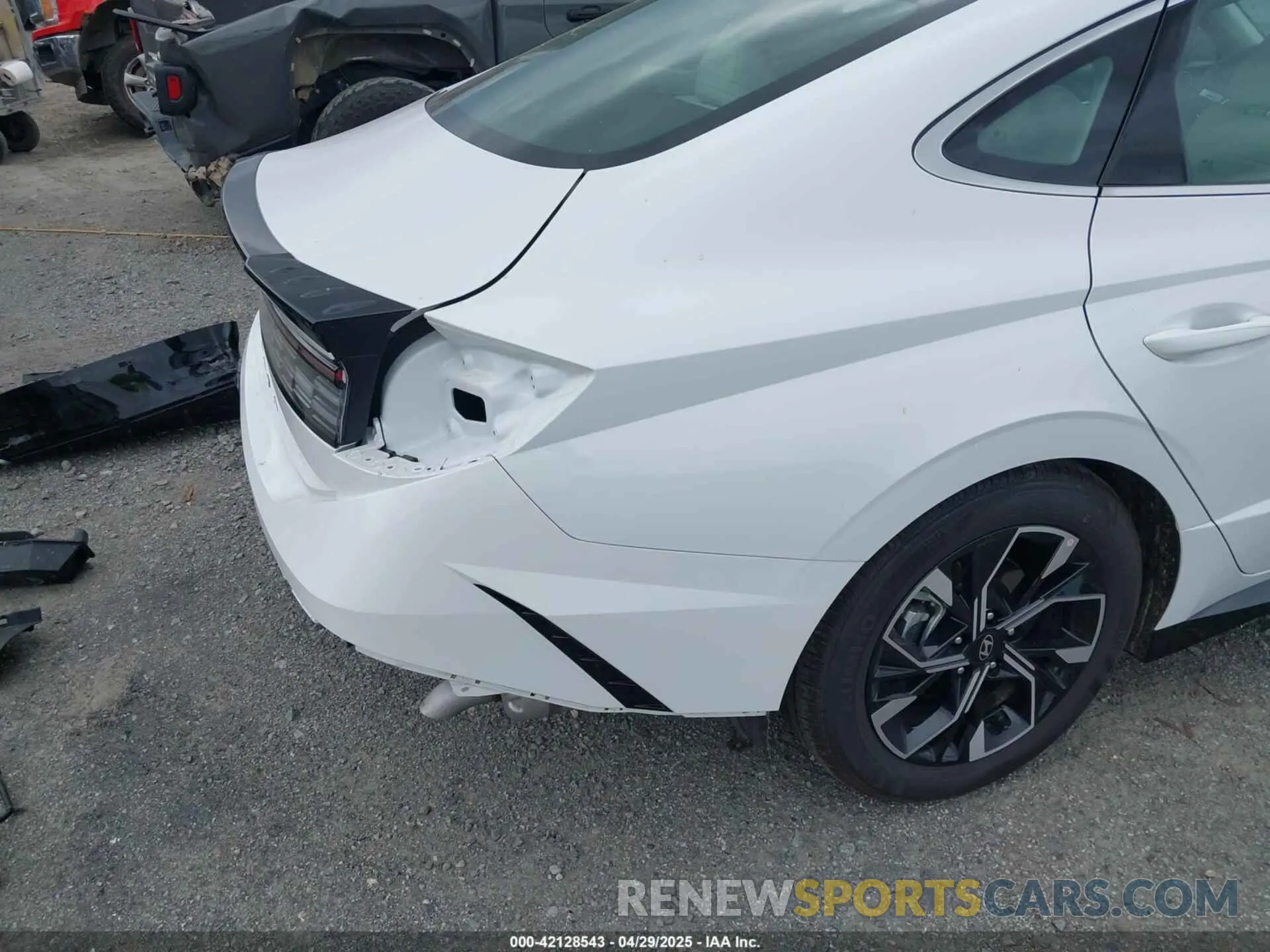 18 Photograph of a damaged car KMHL64JA5SA470043 HYUNDAI SONATA 2025