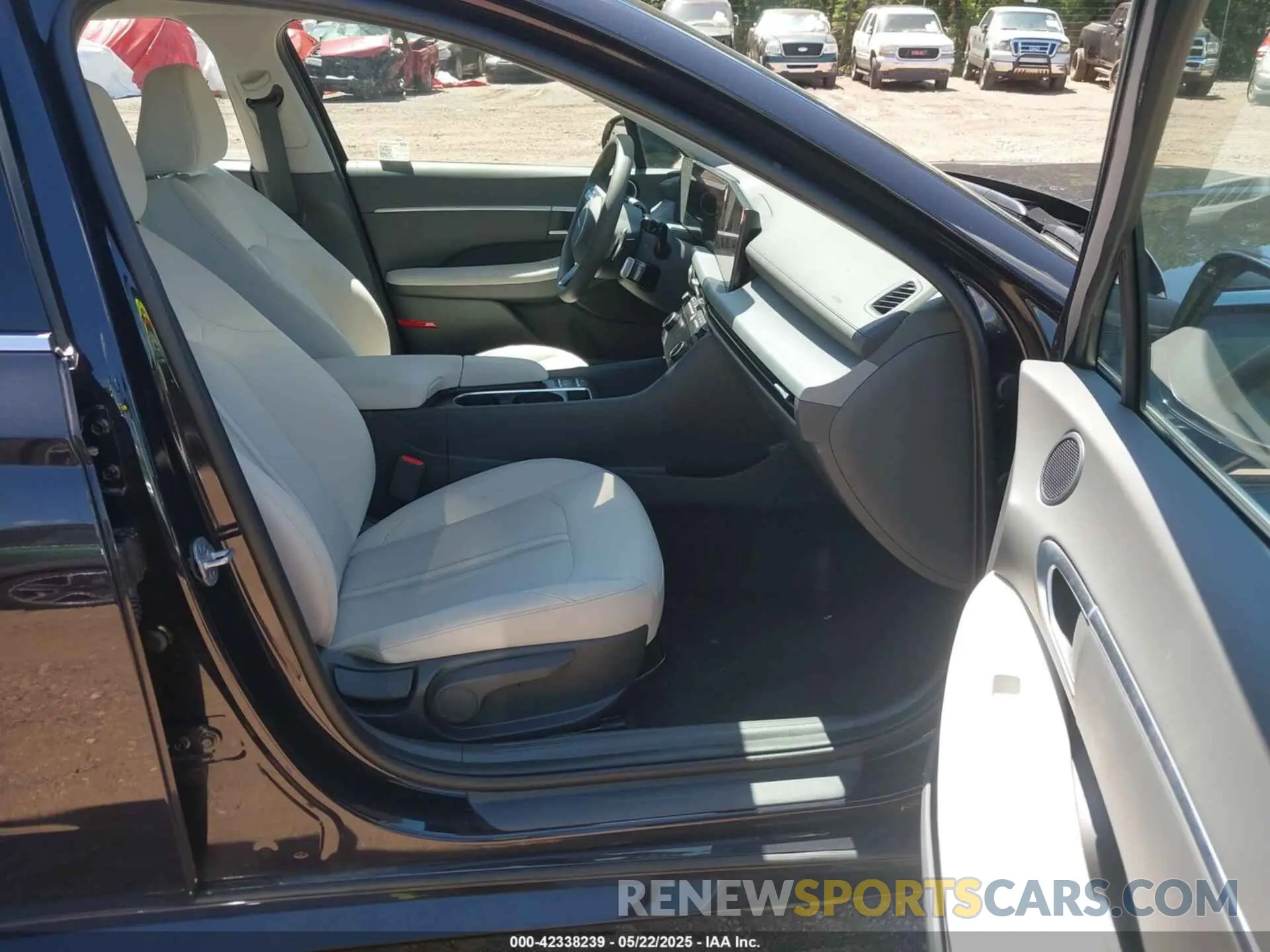 5 Photograph of a damaged car KMHL64JA8SA467833 HYUNDAI SONATA 2025