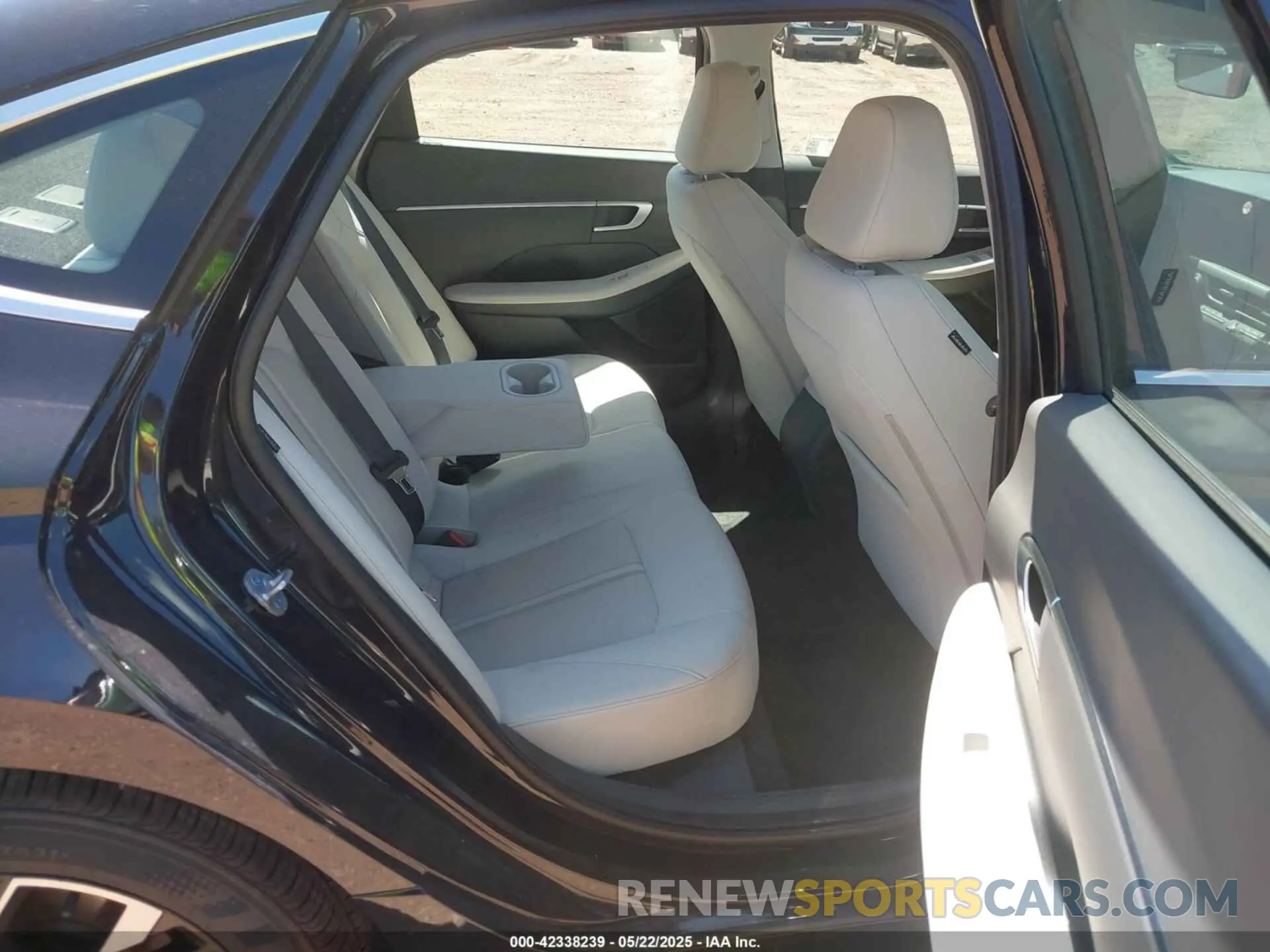 8 Photograph of a damaged car KMHL64JA8SA467833 HYUNDAI SONATA 2025