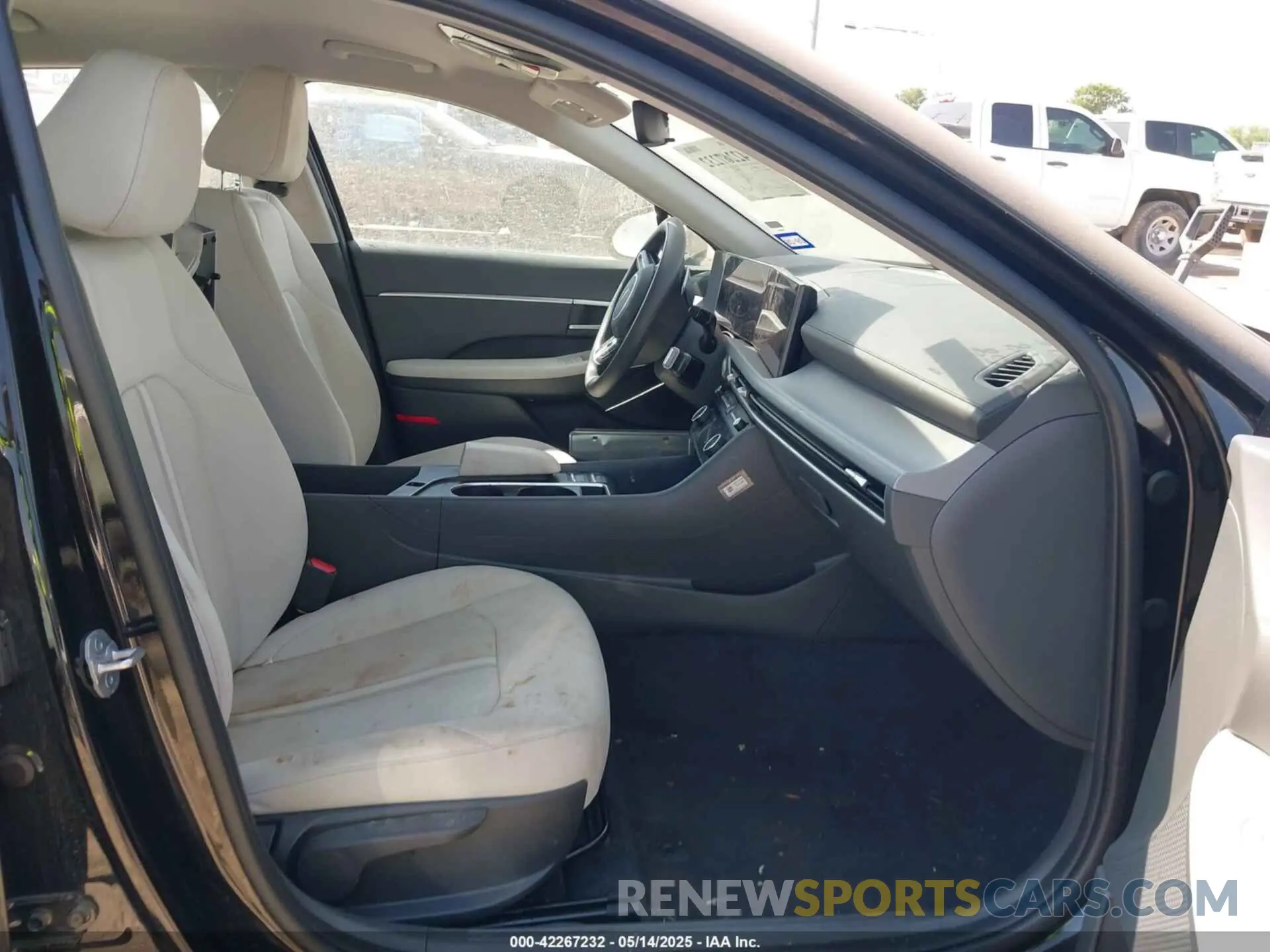 5 Photograph of a damaged car KMHL64JAXSA437748 HYUNDAI SONATA 2025