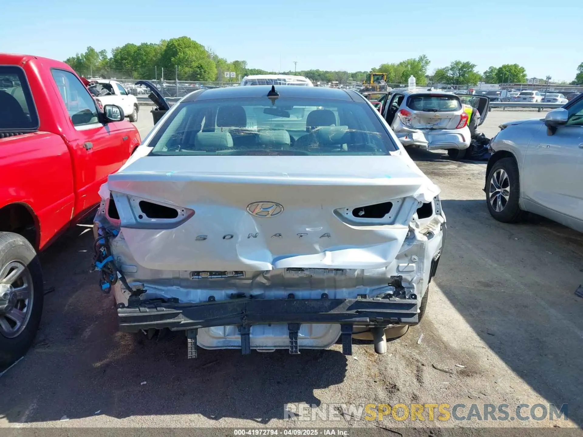 17 Photograph of a damaged car KMHE34L32KA090514 HYUNDAI SONATA HYBRID 2019