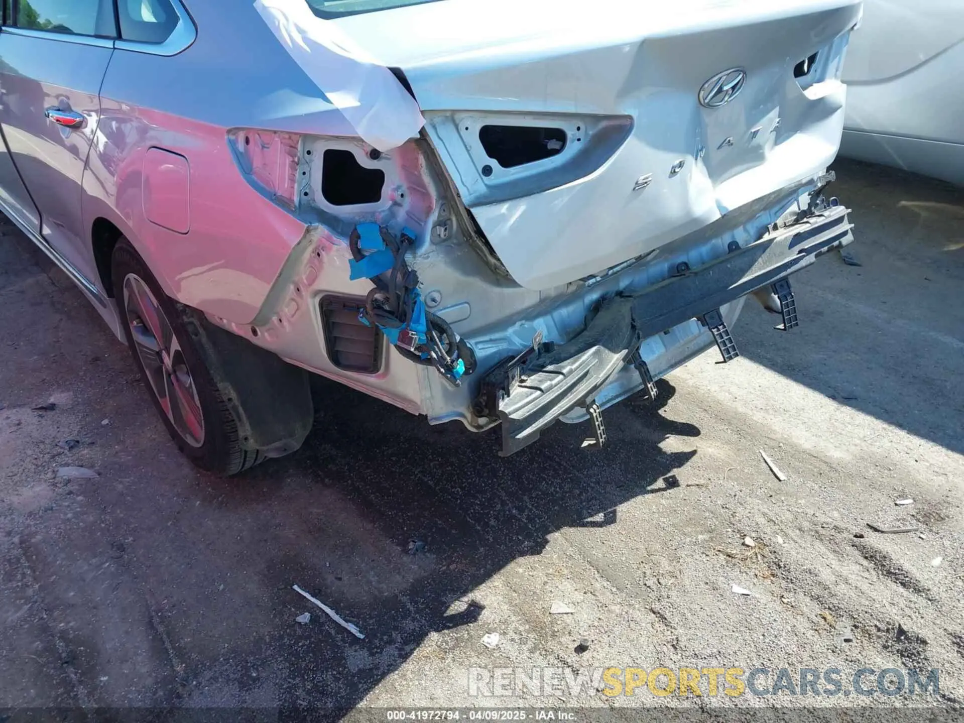 18 Photograph of a damaged car KMHE34L32KA090514 HYUNDAI SONATA HYBRID 2019