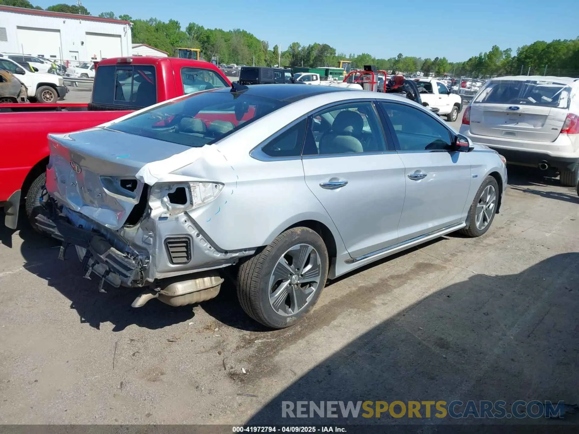 4 Photograph of a damaged car KMHE34L32KA090514 HYUNDAI SONATA HYBRID 2019