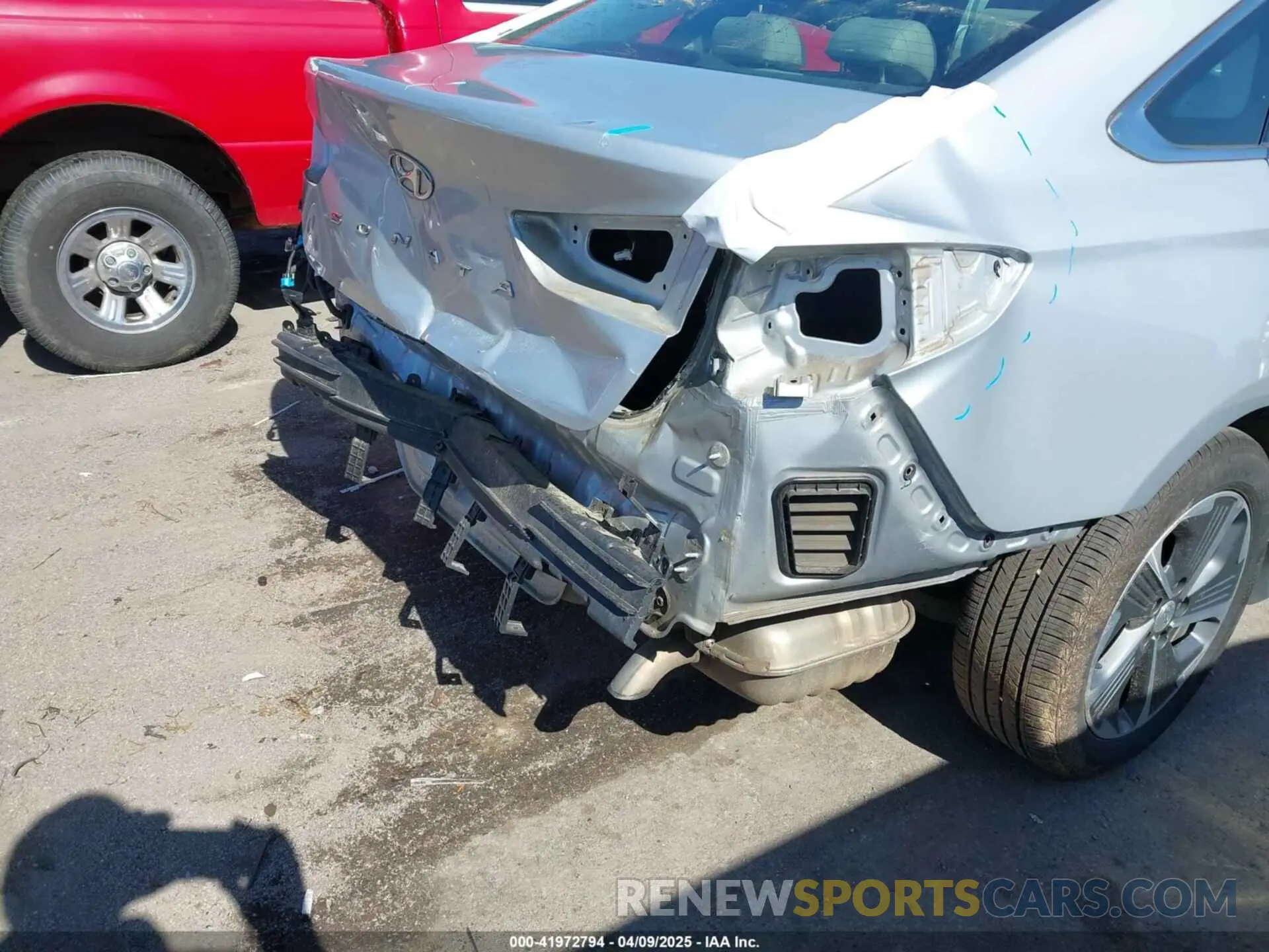 6 Photograph of a damaged car KMHE34L32KA090514 HYUNDAI SONATA HYBRID 2019