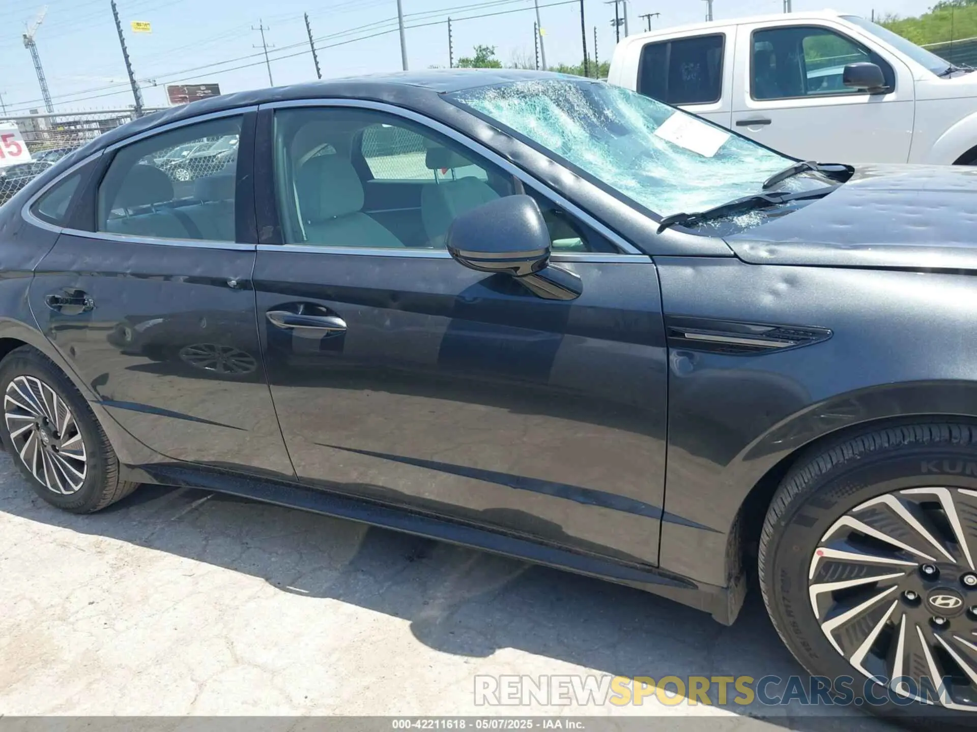 13 Photograph of a damaged car KMHL34JJ1SA117193 HYUNDAI SONATA HYBRID 2025
