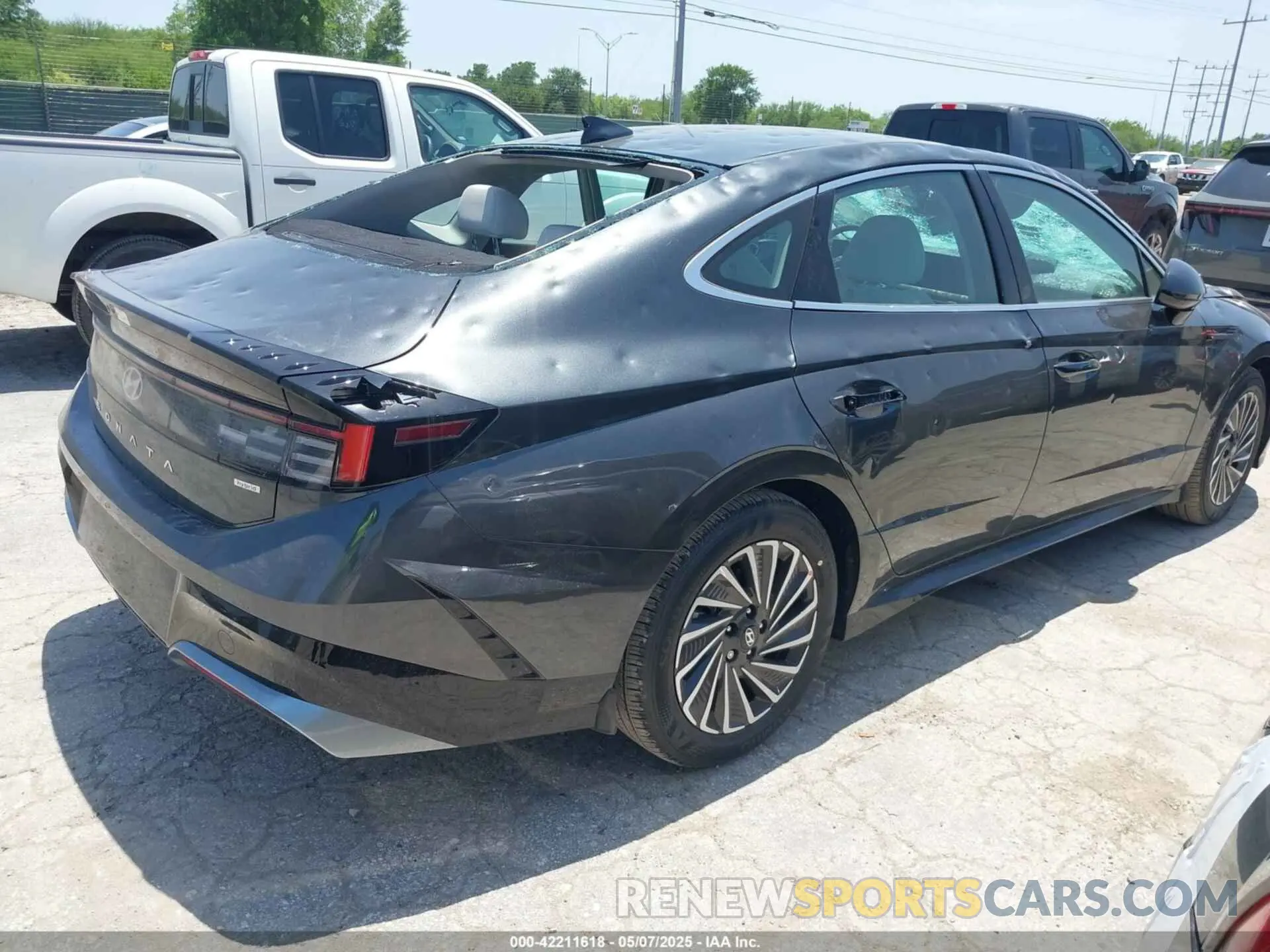 4 Photograph of a damaged car KMHL34JJ1SA117193 HYUNDAI SONATA HYBRID 2025