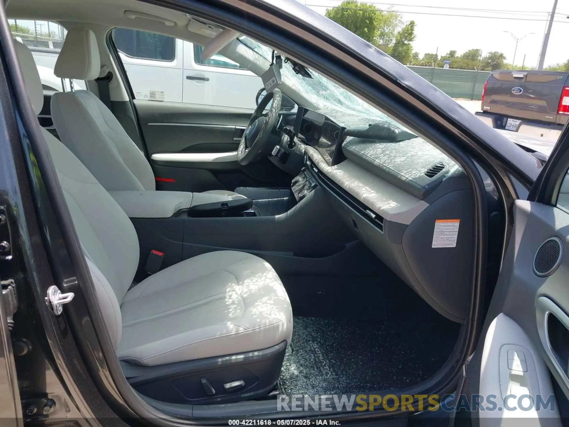 5 Photograph of a damaged car KMHL34JJ1SA117193 HYUNDAI SONATA HYBRID 2025