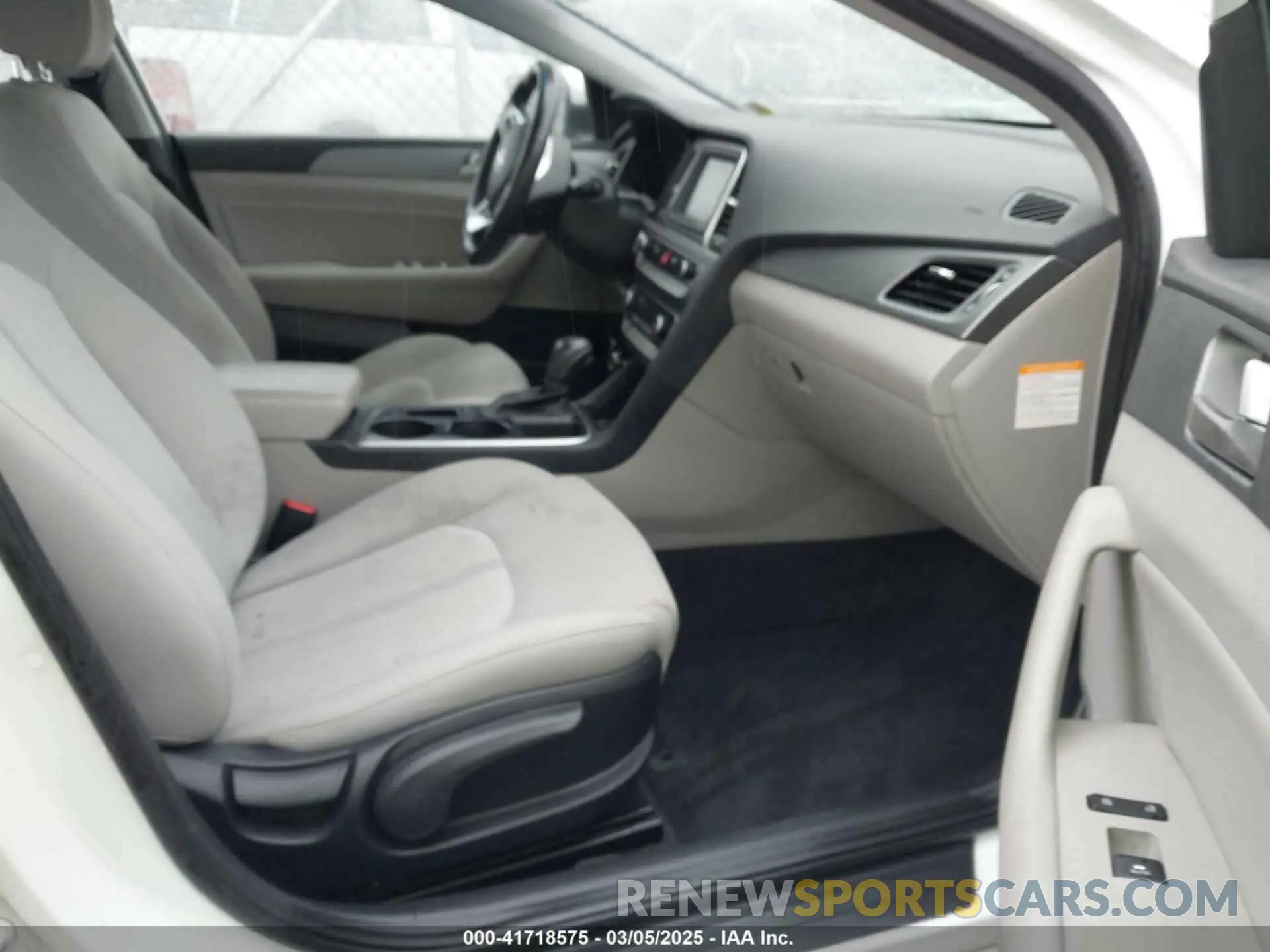 5 Photograph of a damaged car KMHE14L28KA093382 HYUNDAI SONATA PLUG-IN HYBRID 2019