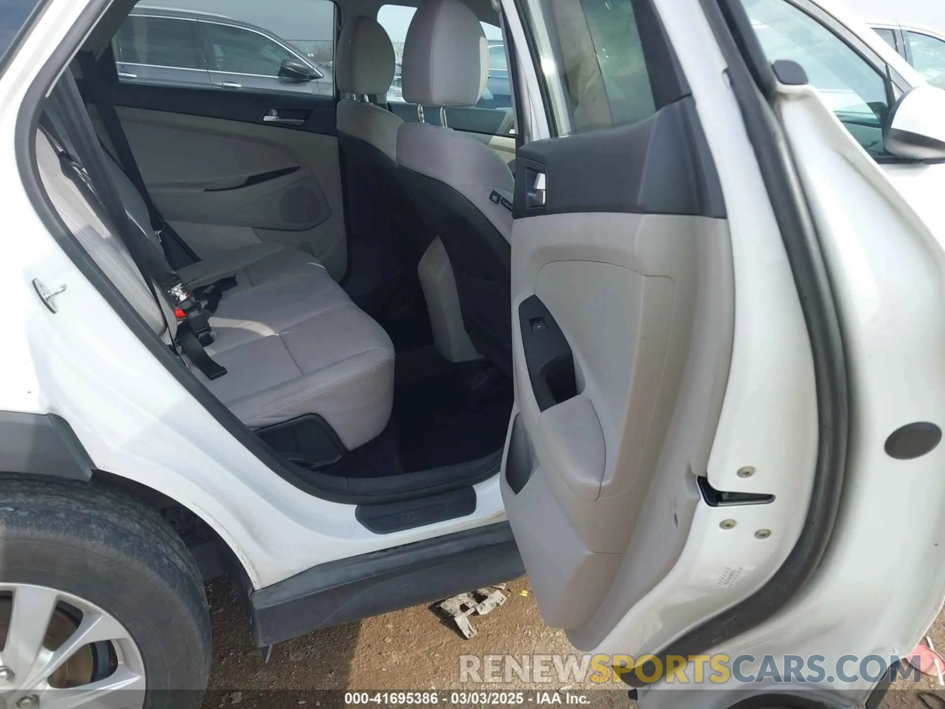 8 Photograph of a damaged car KM8J2CA46KU882221 HYUNDAI TUCSON 2019