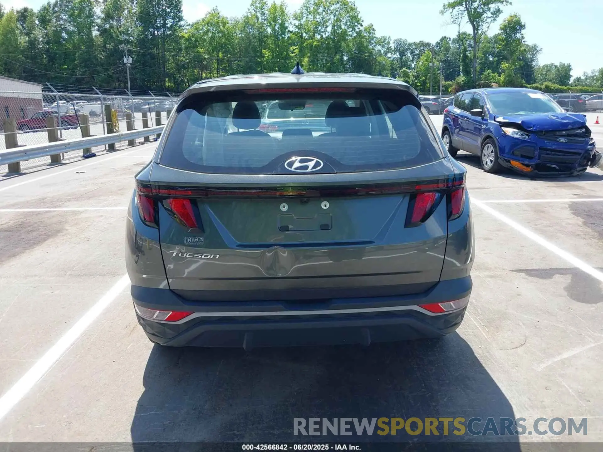 17 Photograph of a damaged car 5NMJA3AE6NH056609 HYUNDAI TUCSON 2022