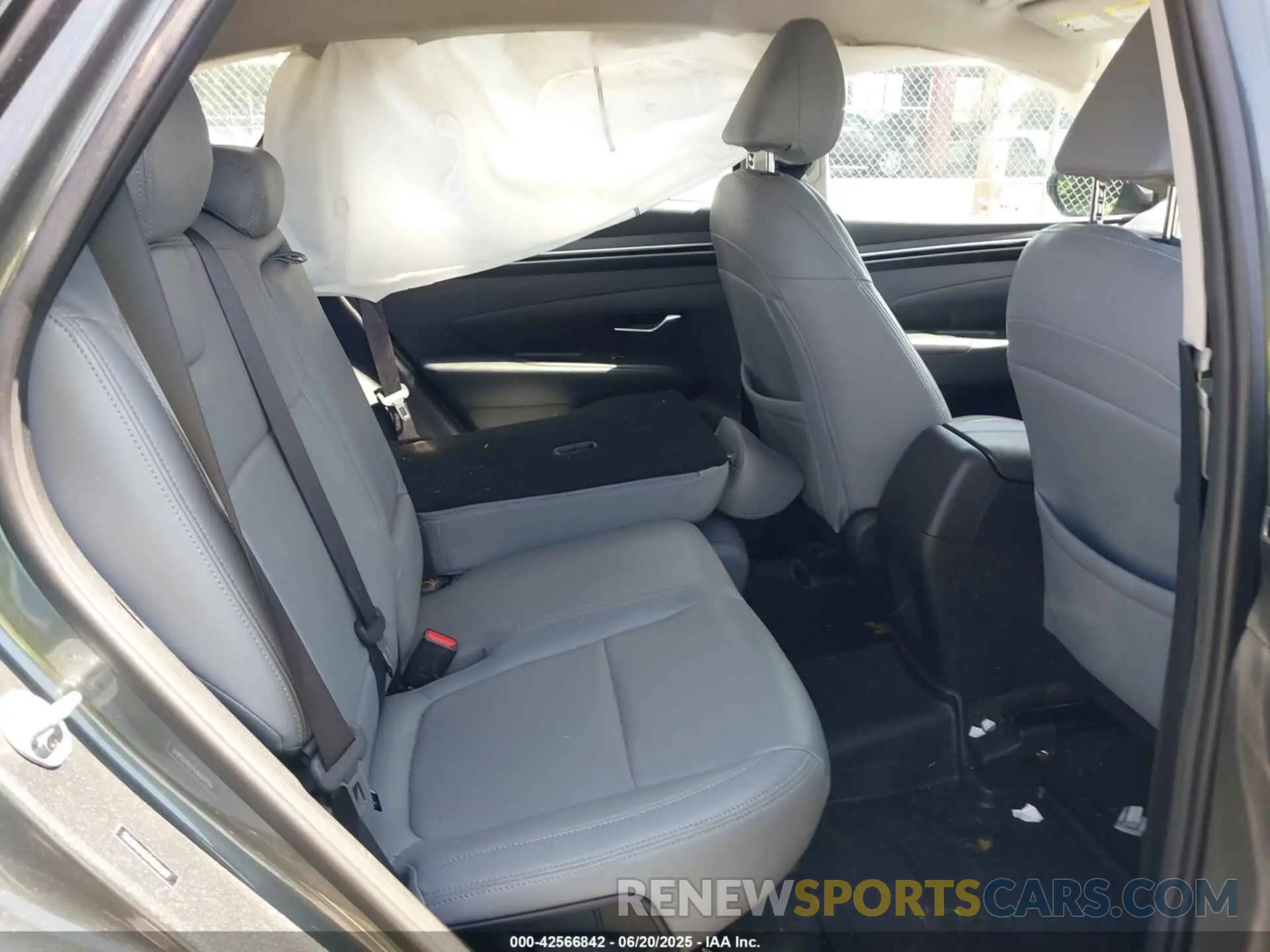 8 Photograph of a damaged car 5NMJA3AE6NH056609 HYUNDAI TUCSON 2022