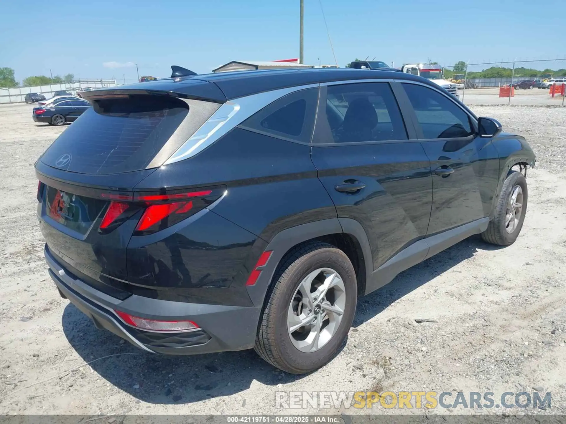 4 Photograph of a damaged car 5NMJA3AE6NH070008 HYUNDAI TUCSON 2022