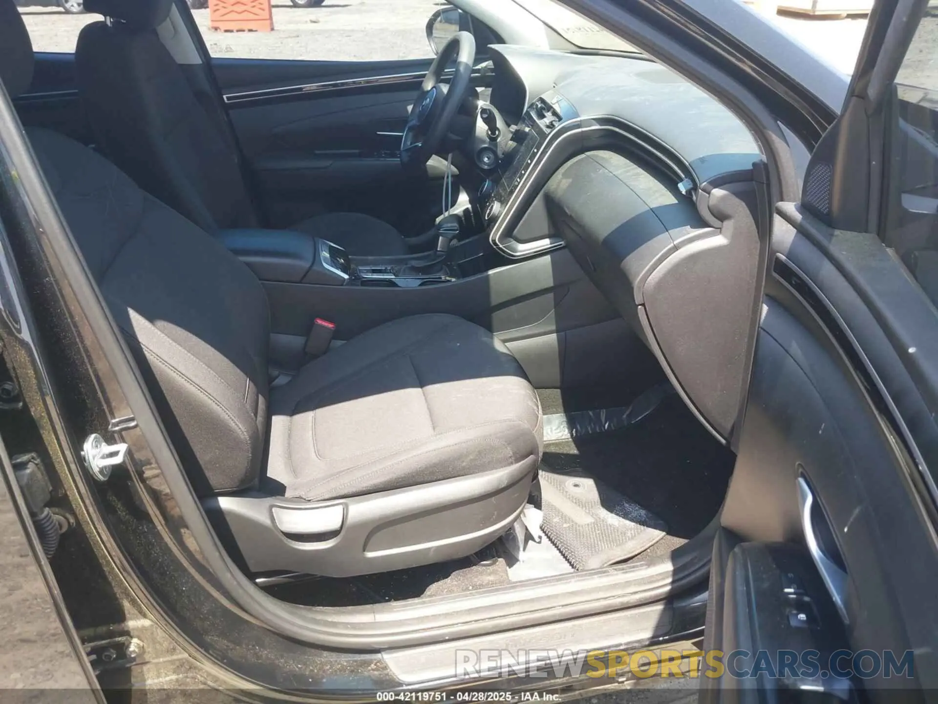 5 Photograph of a damaged car 5NMJA3AE6NH070008 HYUNDAI TUCSON 2022