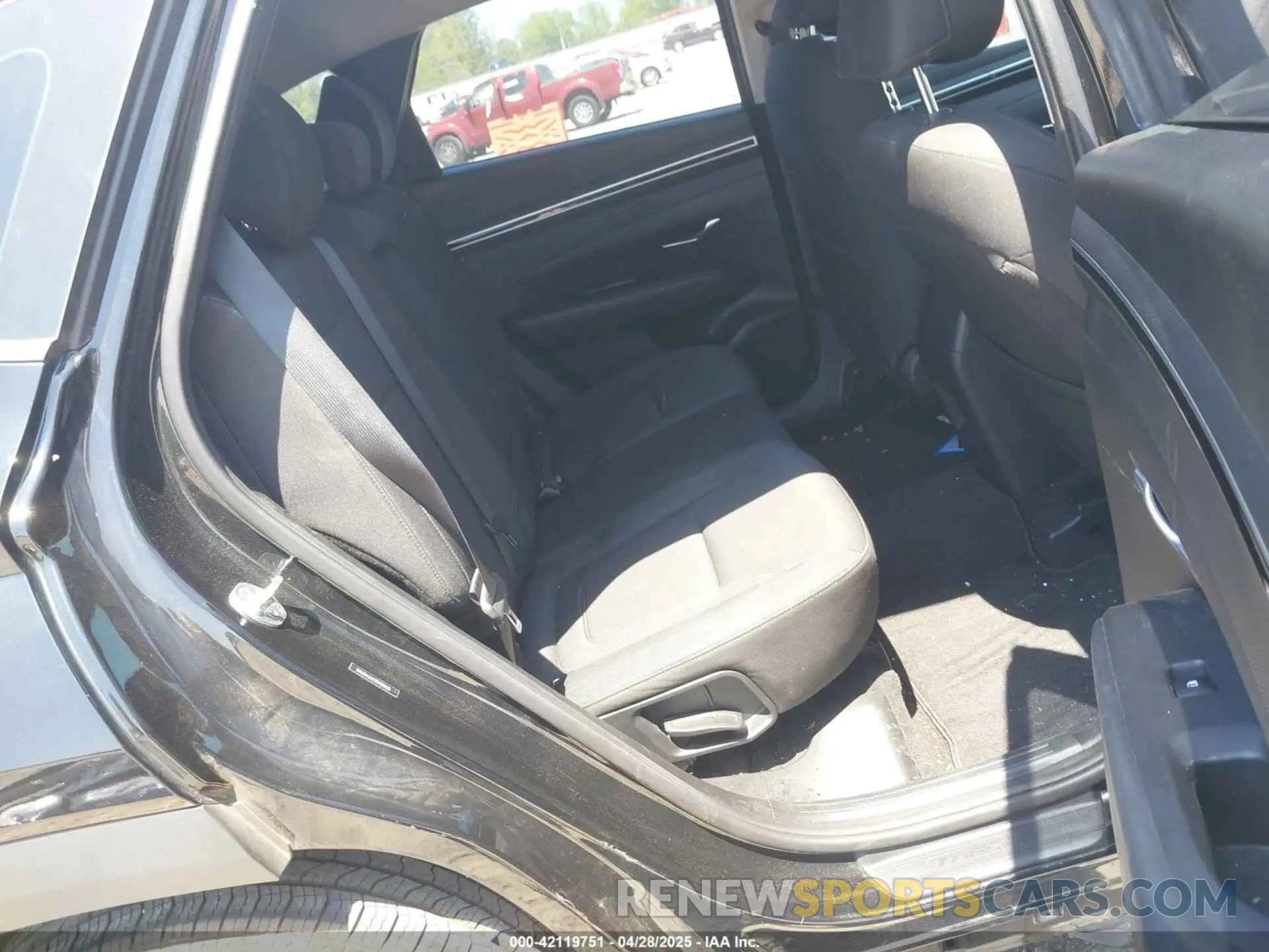 8 Photograph of a damaged car 5NMJA3AE6NH070008 HYUNDAI TUCSON 2022