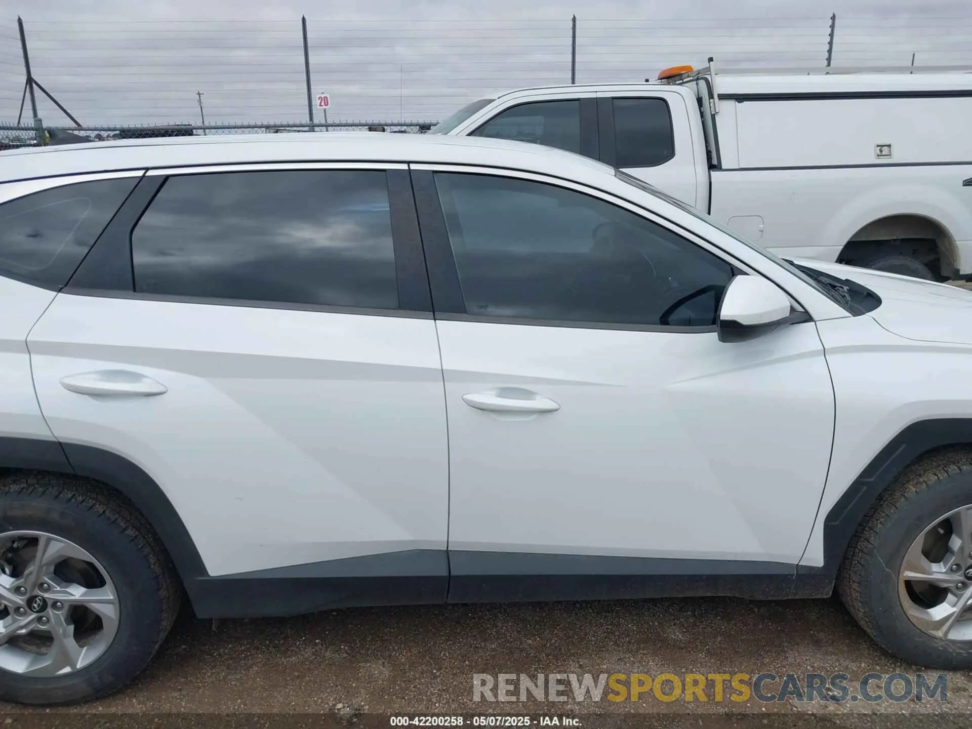 13 Photograph of a damaged car 5NMJA3AE9NH005766 HYUNDAI TUCSON 2022
