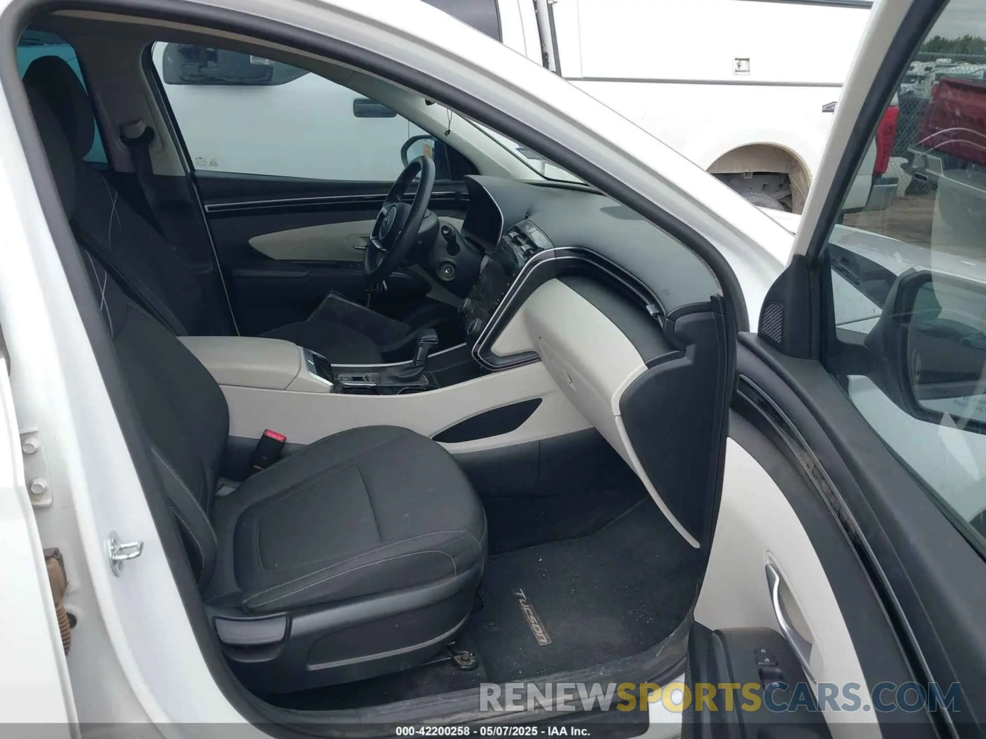 5 Photograph of a damaged car 5NMJA3AE9NH005766 HYUNDAI TUCSON 2022