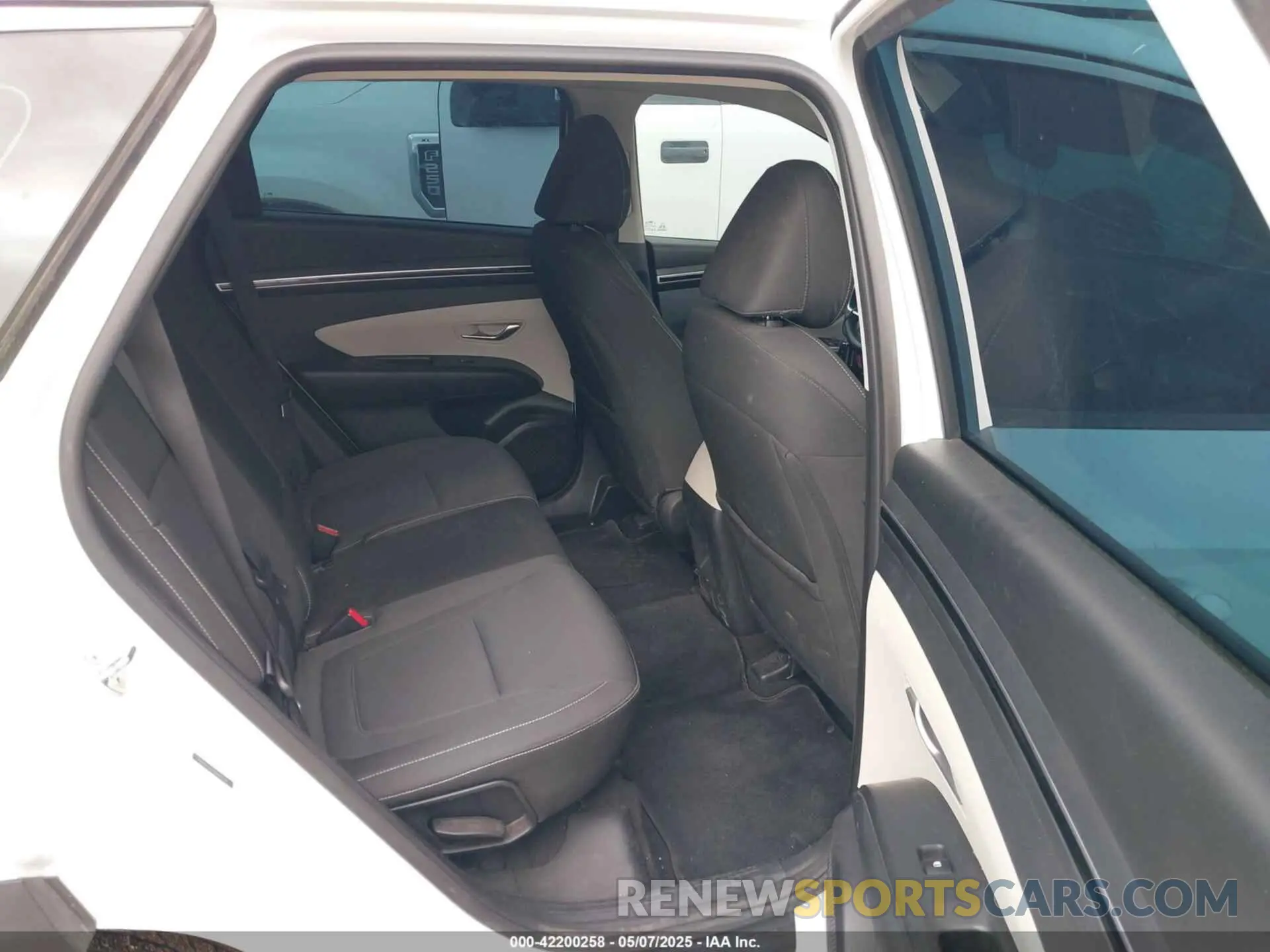 8 Photograph of a damaged car 5NMJA3AE9NH005766 HYUNDAI TUCSON 2022