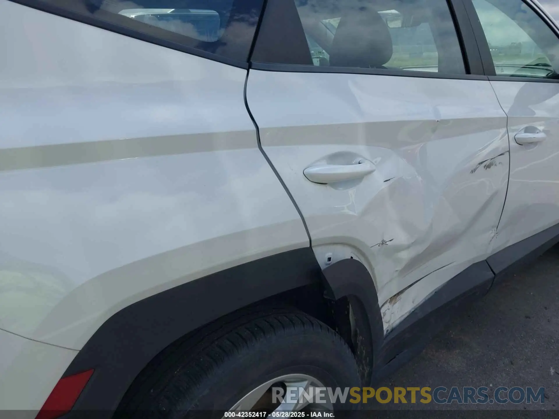 17 Photograph of a damaged car 5NMJACAE1NH079814 HYUNDAI TUCSON 2022
