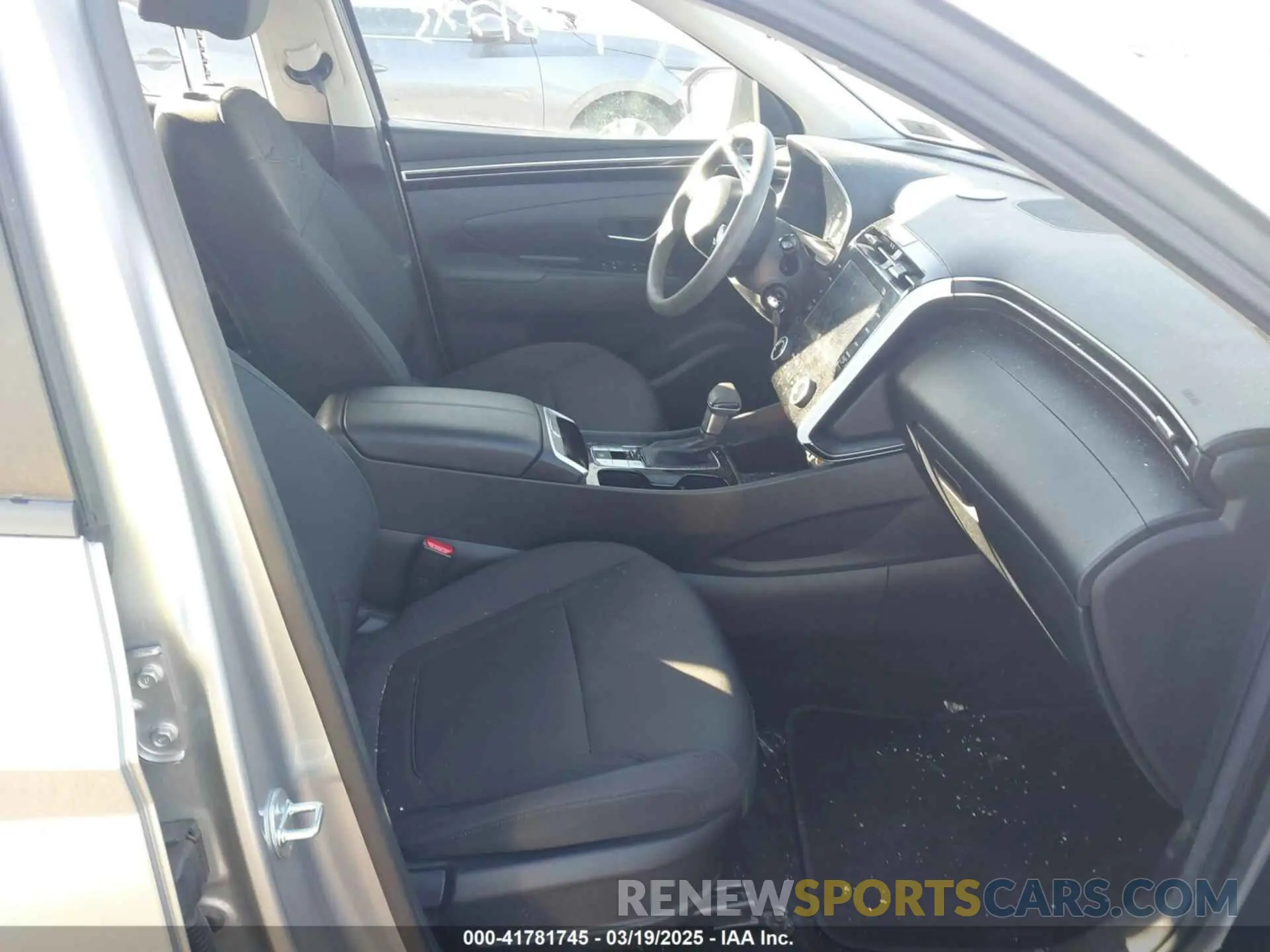 5 Photograph of a damaged car 5NMJACAE6NH032746 HYUNDAI TUCSON 2022