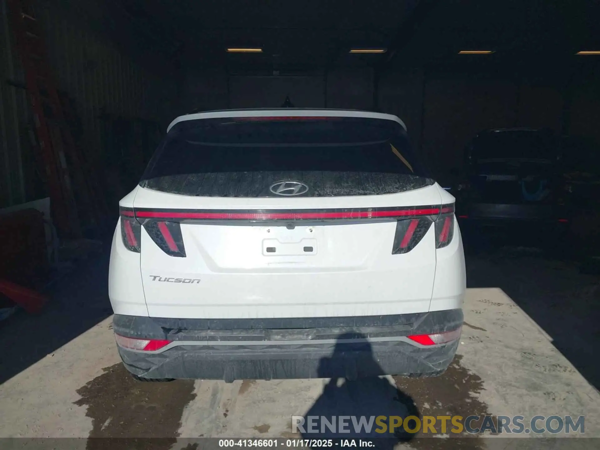 17 Photograph of a damaged car 5NMJB3AE0NH083009 HYUNDAI TUCSON 2022
