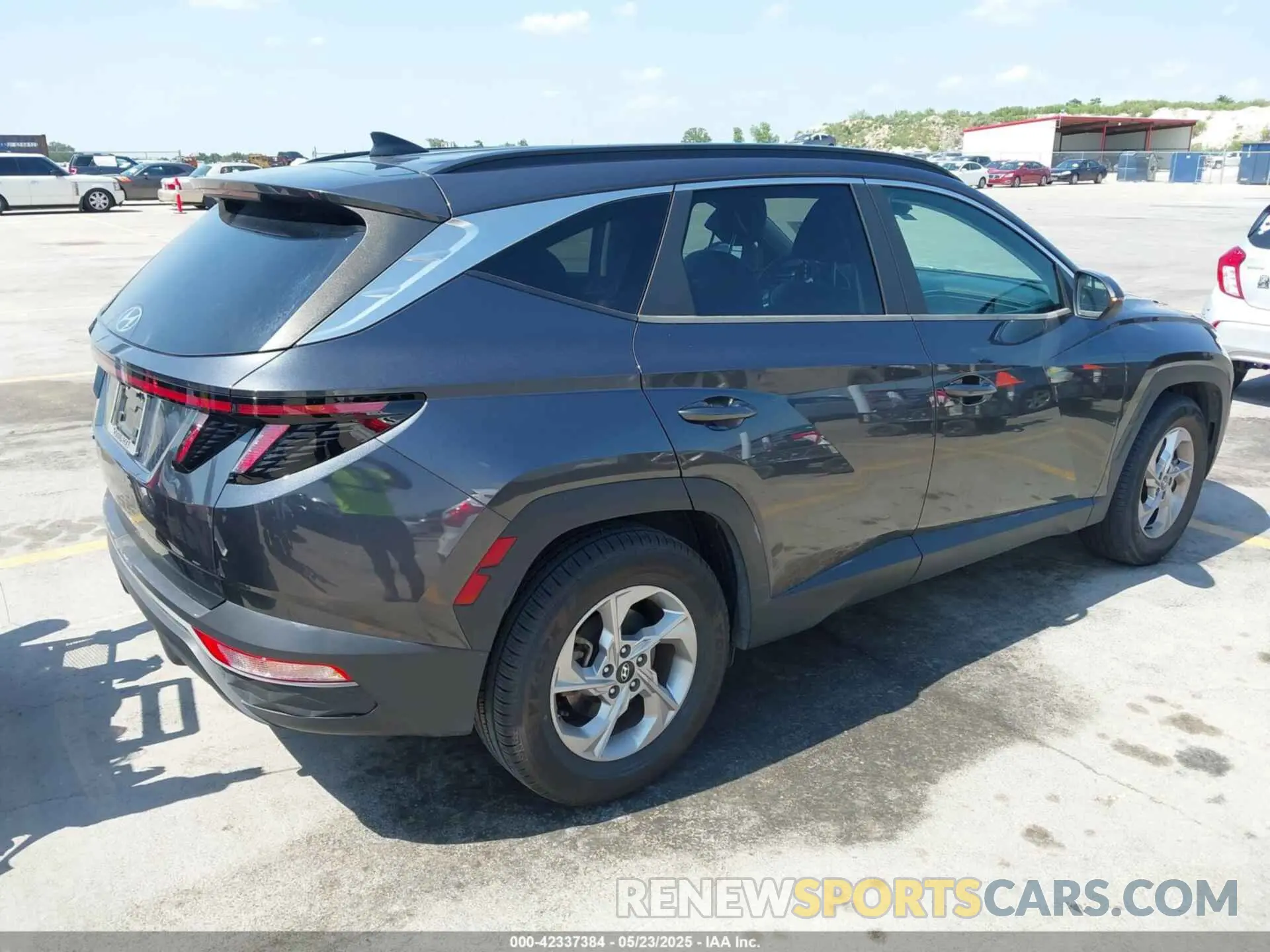 4 Photograph of a damaged car 5NMJB3AE1NH008268 HYUNDAI TUCSON 2022
