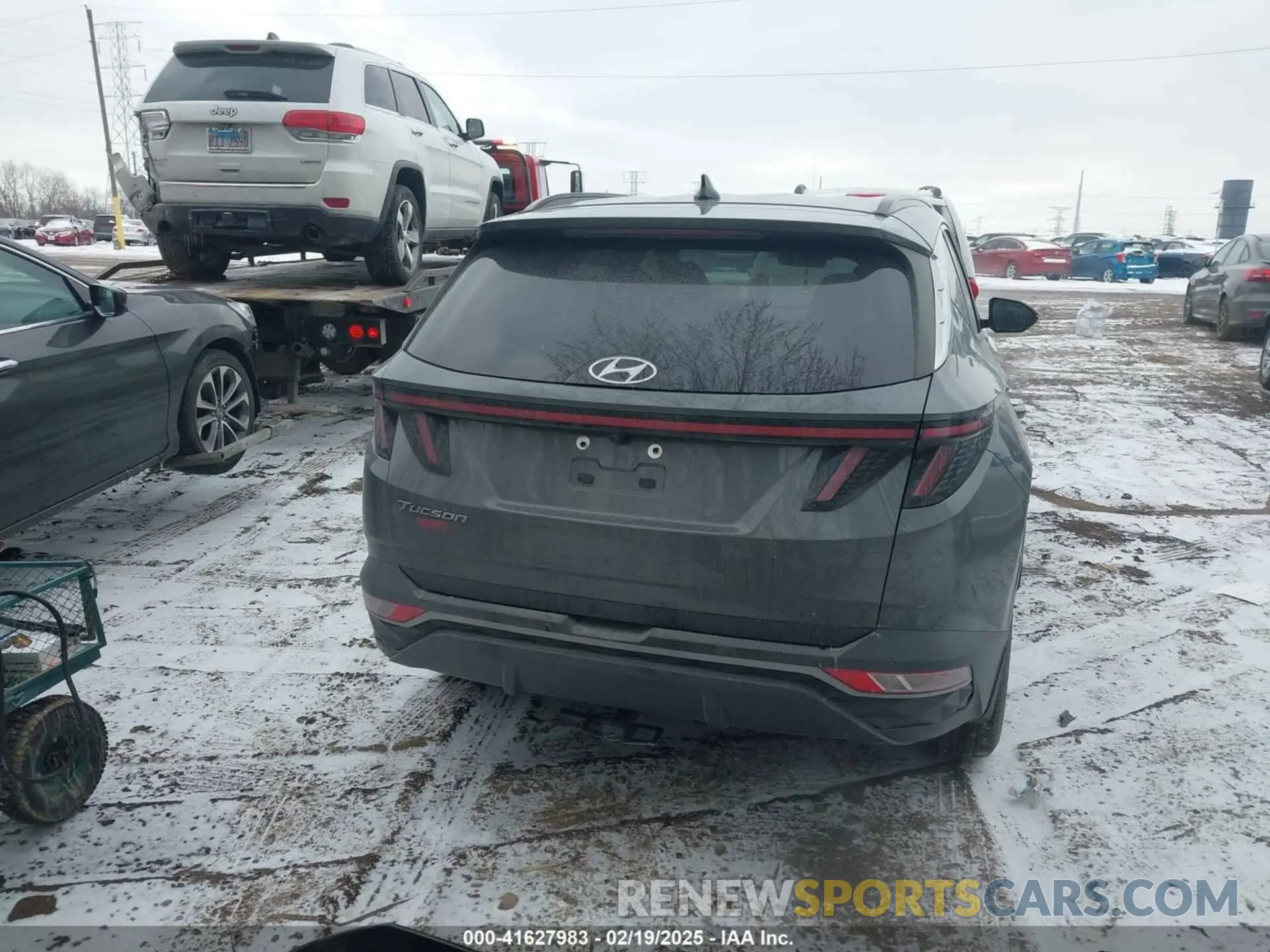 17 Photograph of a damaged car 5NMJB3AE1NH043523 HYUNDAI TUCSON 2022