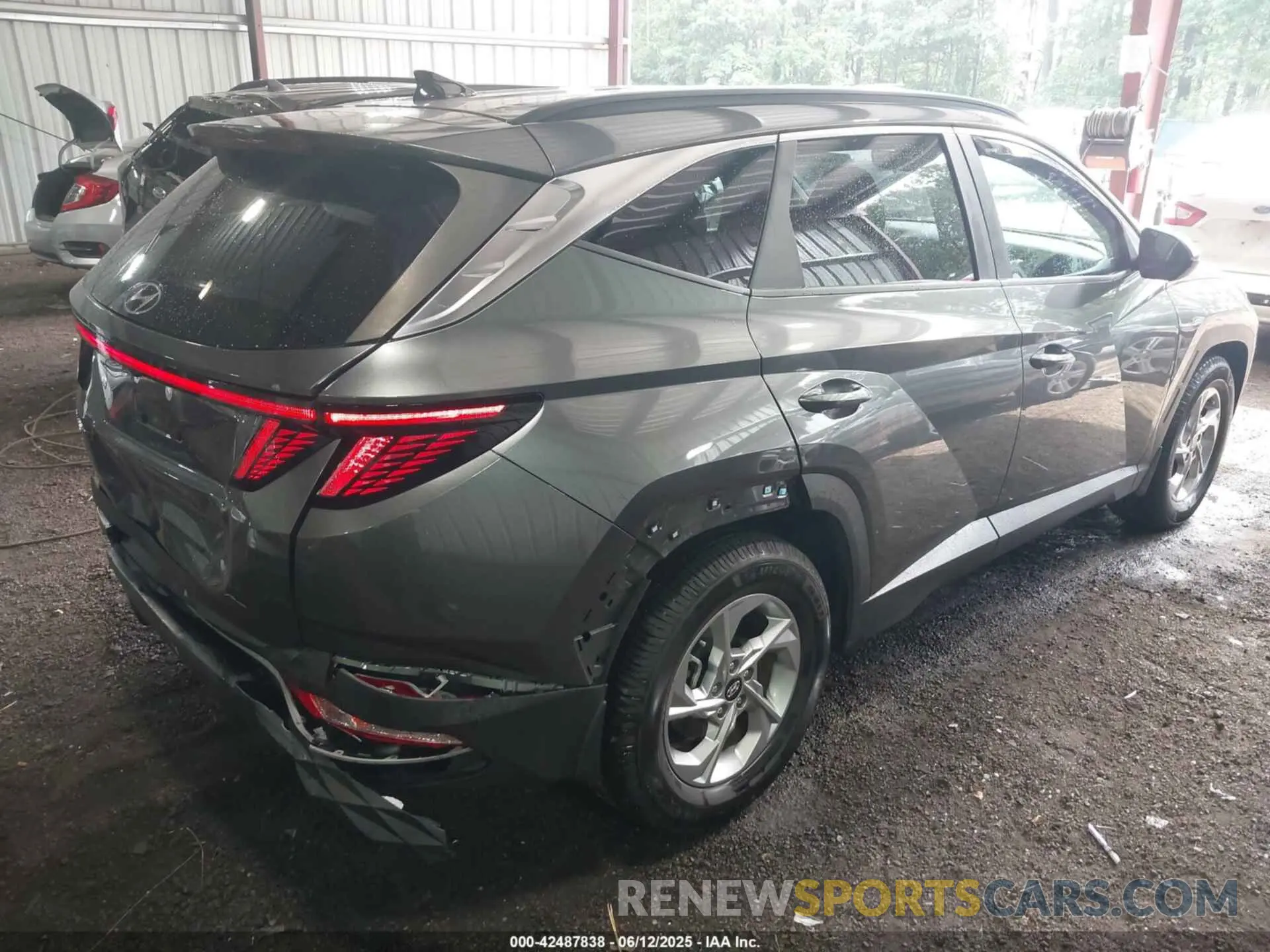 4 Photograph of a damaged car 5NMJB3AE1NH045918 HYUNDAI TUCSON 2022