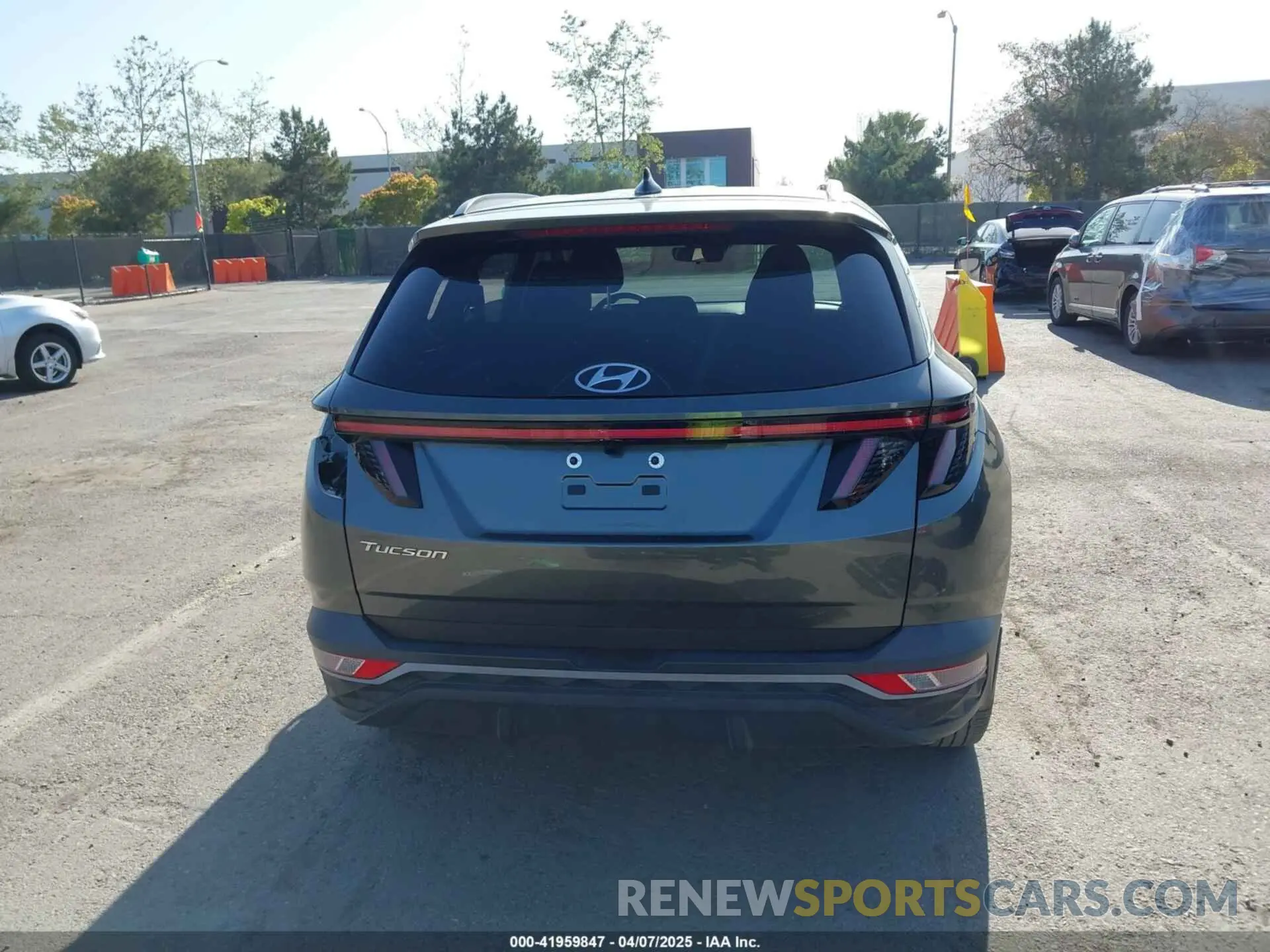 17 Photograph of a damaged car 5NMJB3AE1NH150250 HYUNDAI TUCSON 2022