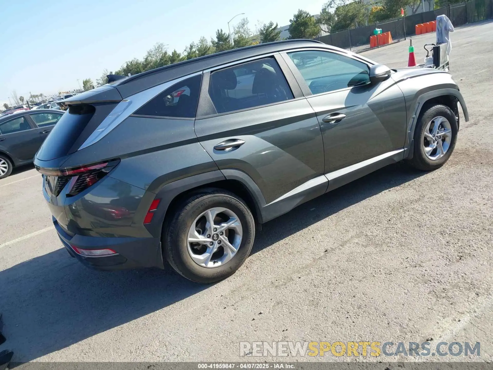 4 Photograph of a damaged car 5NMJB3AE1NH150250 HYUNDAI TUCSON 2022