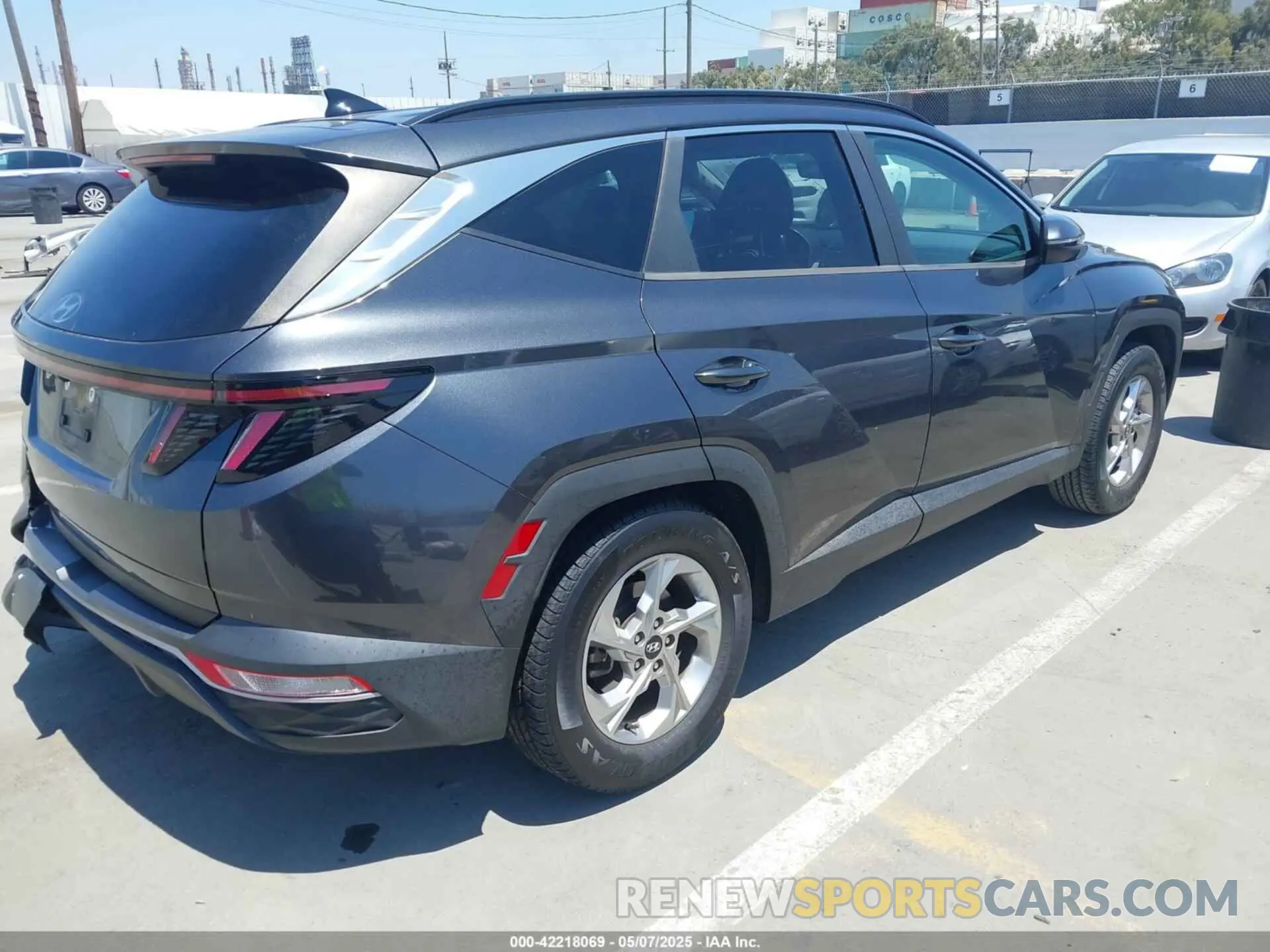 4 Photograph of a damaged car 5NMJB3AE2NH003015 HYUNDAI TUCSON 2022